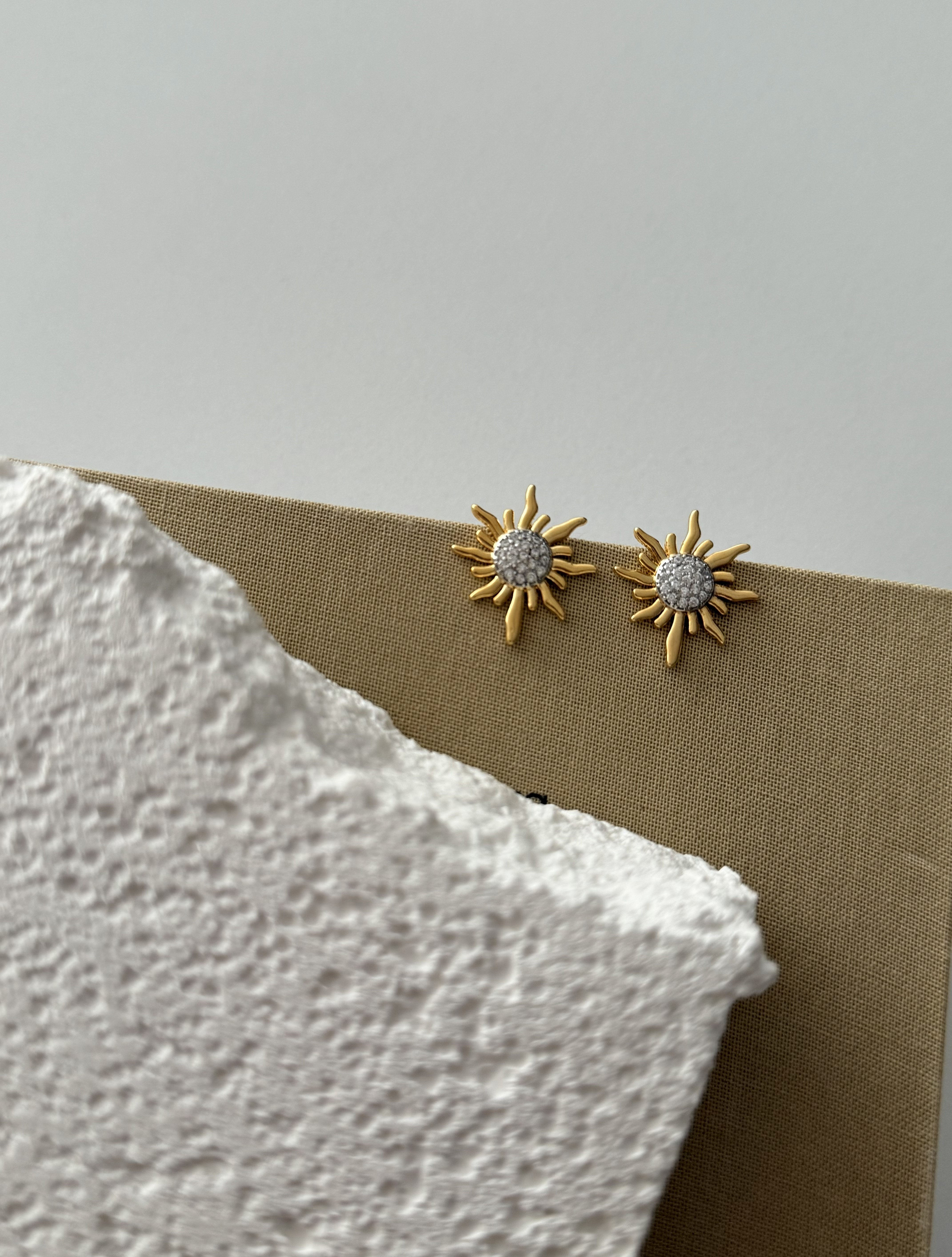 Aurora Güneş Taşlı Minimal Kadın küpe