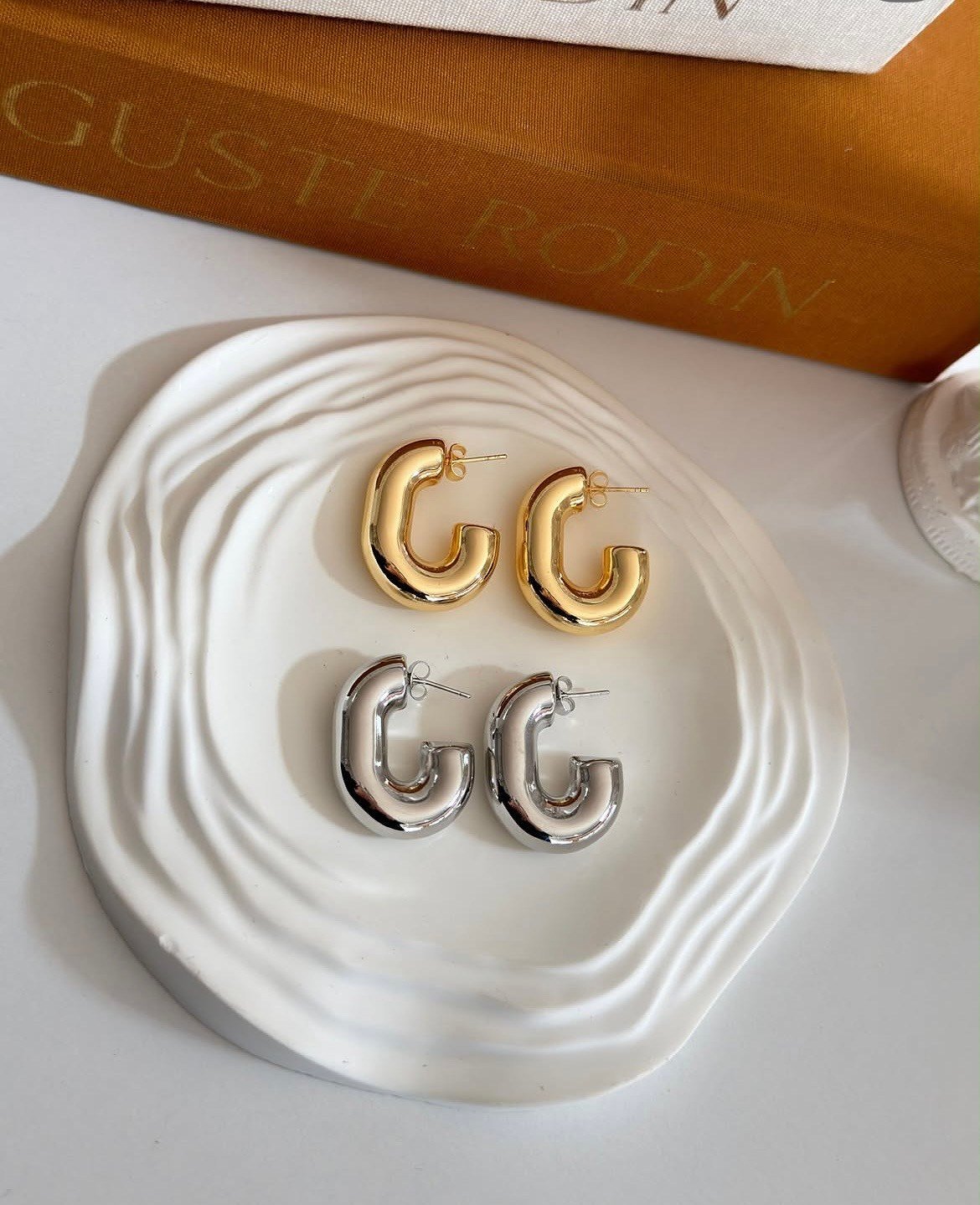 Bold U Hoop Çelik Küpe – Gold & Silver
