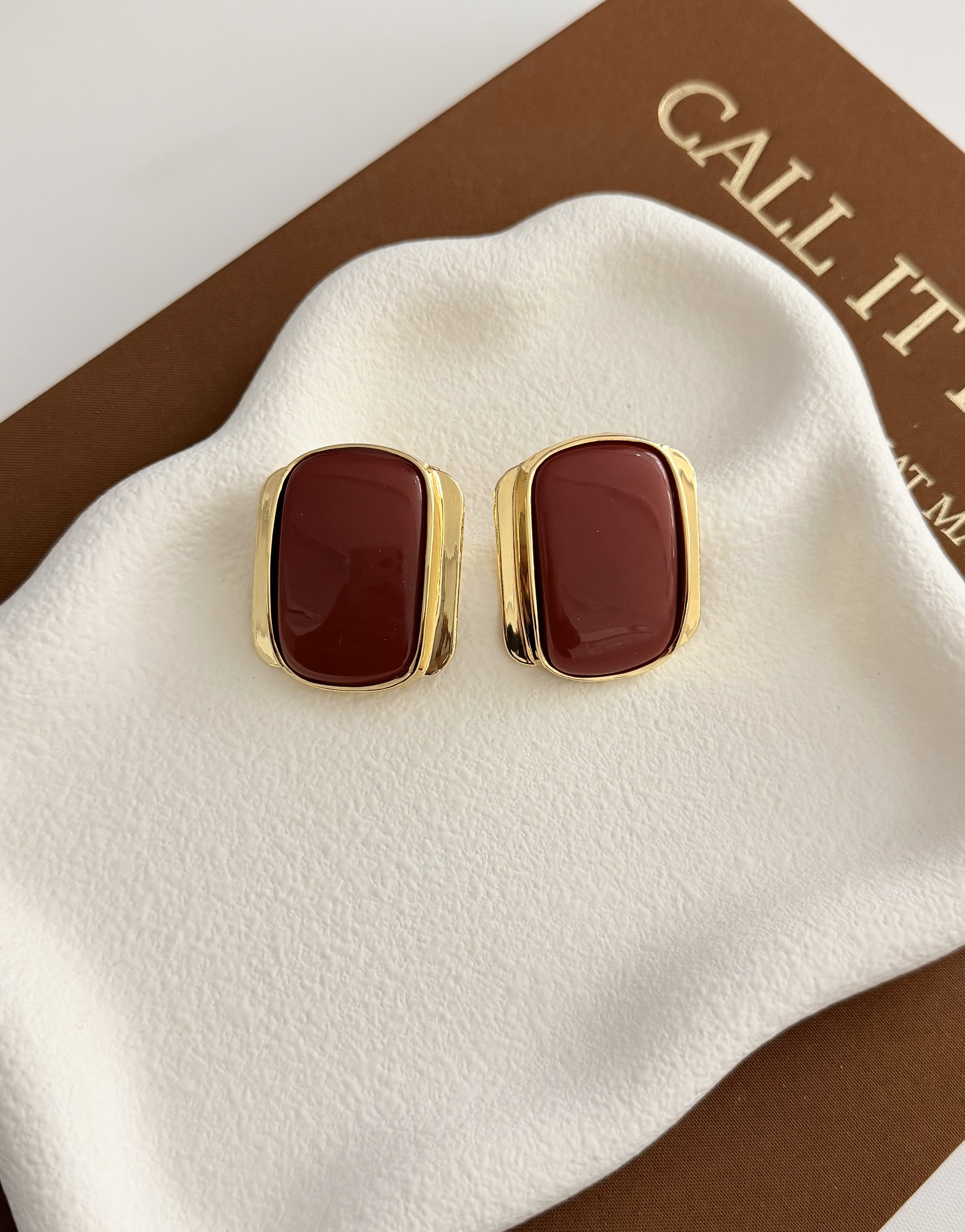 Bordo Taşlı Altın Kaplama Minimal Vintage Küpe