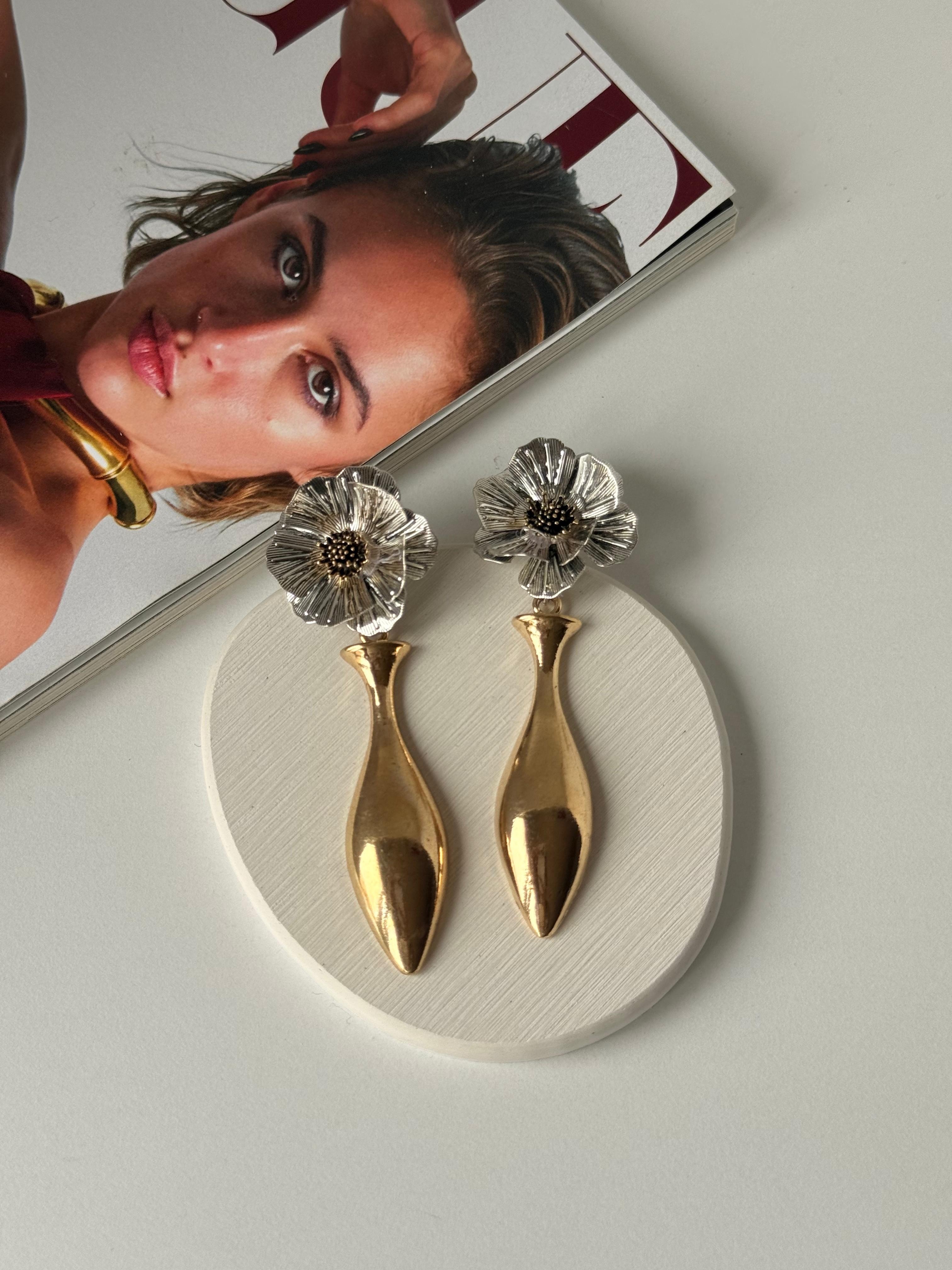 Çift Renkli Çiçek Detaylı Gold Damla Kadın Küpe