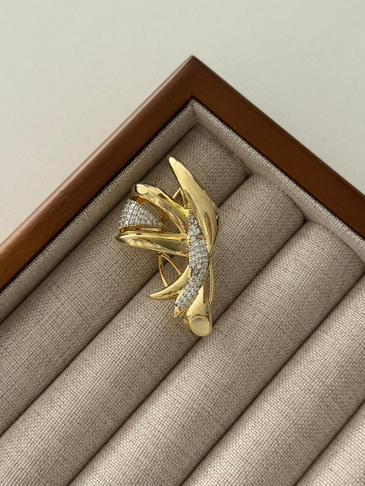 Fiyonk Formlu Taşlı Gold Ayarlanabilir kıkırdak küpe