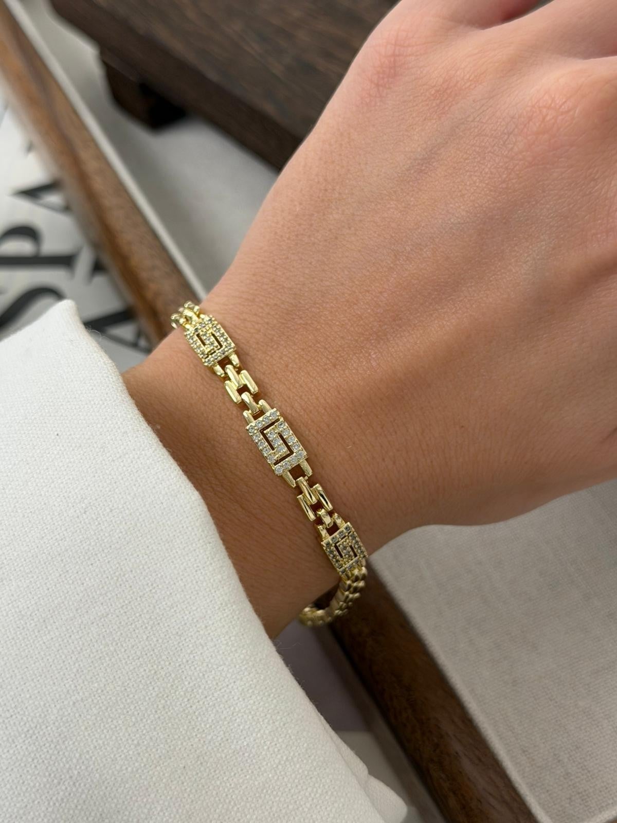 Geometrik Kilit Detaylı Taşlı Gold Bileklik