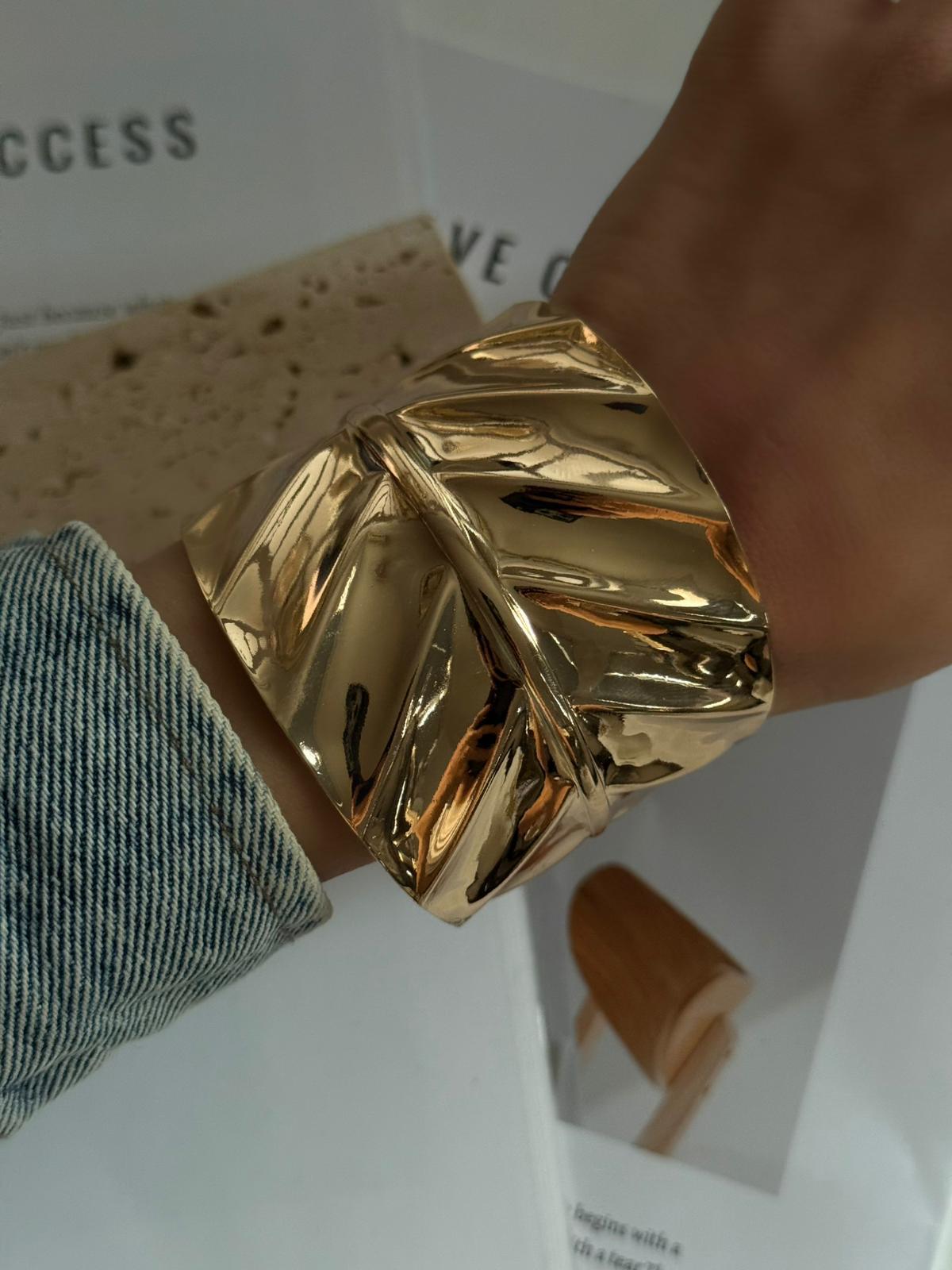 Gold Sculptural Cuff Bilezik