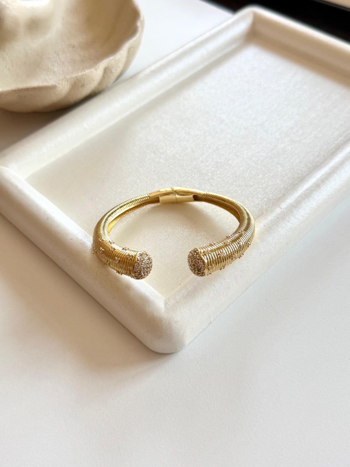 Luna Zirkon Taş Uç Detaylı Gold Kelepçe Bileklik