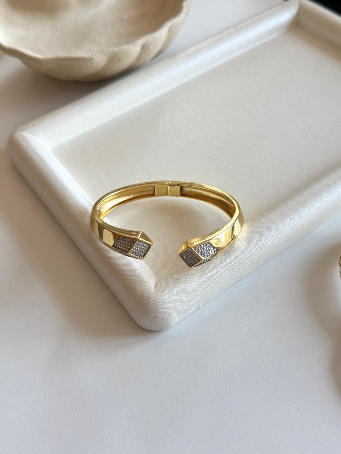 Luna Zirkon Uç Detaylı Gold Kelepçe Bileklik
