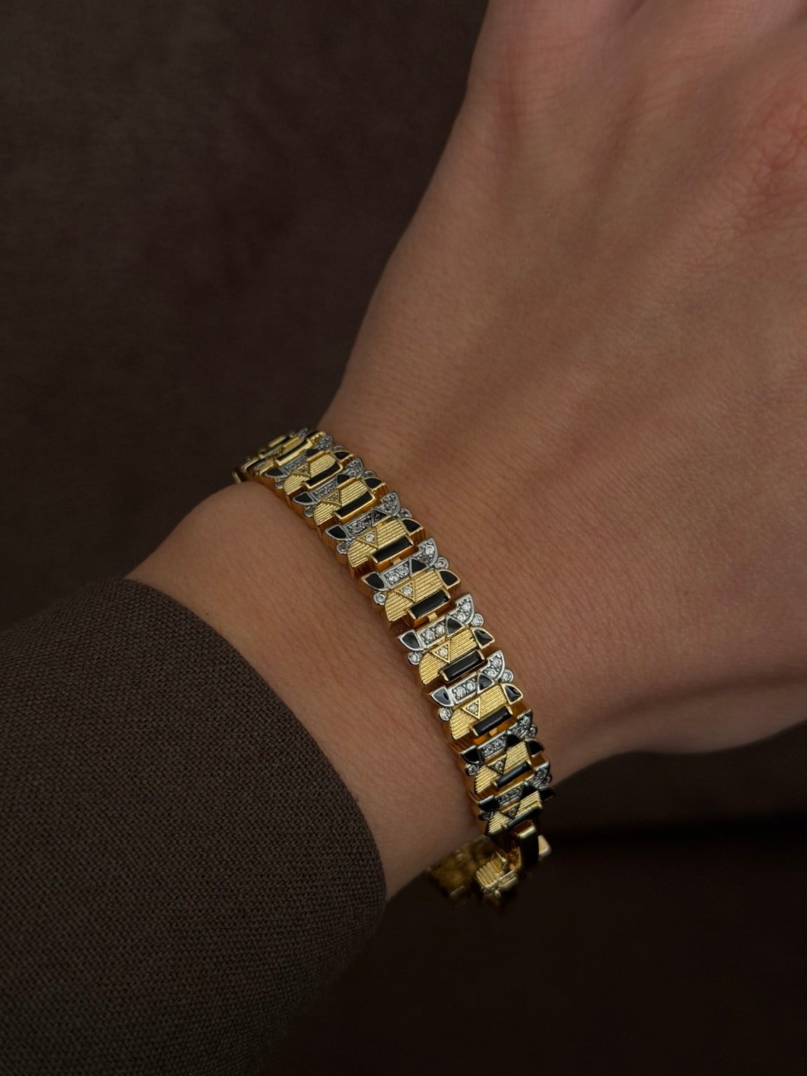 Noir Elegance Geometrik Taş Detaylı Gold Bileklik