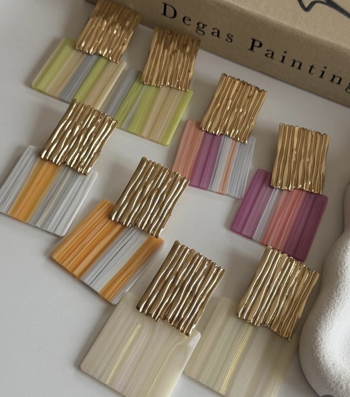 Pastel Çizgili Gold Kare Kadın Küpe