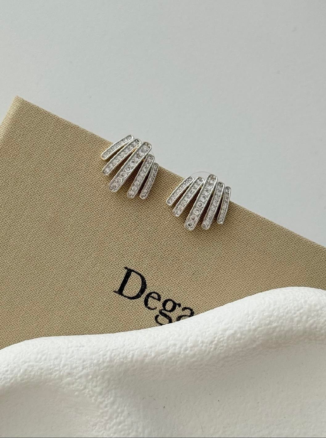Taşlı Silver Işın Formlu Minimal Küpe