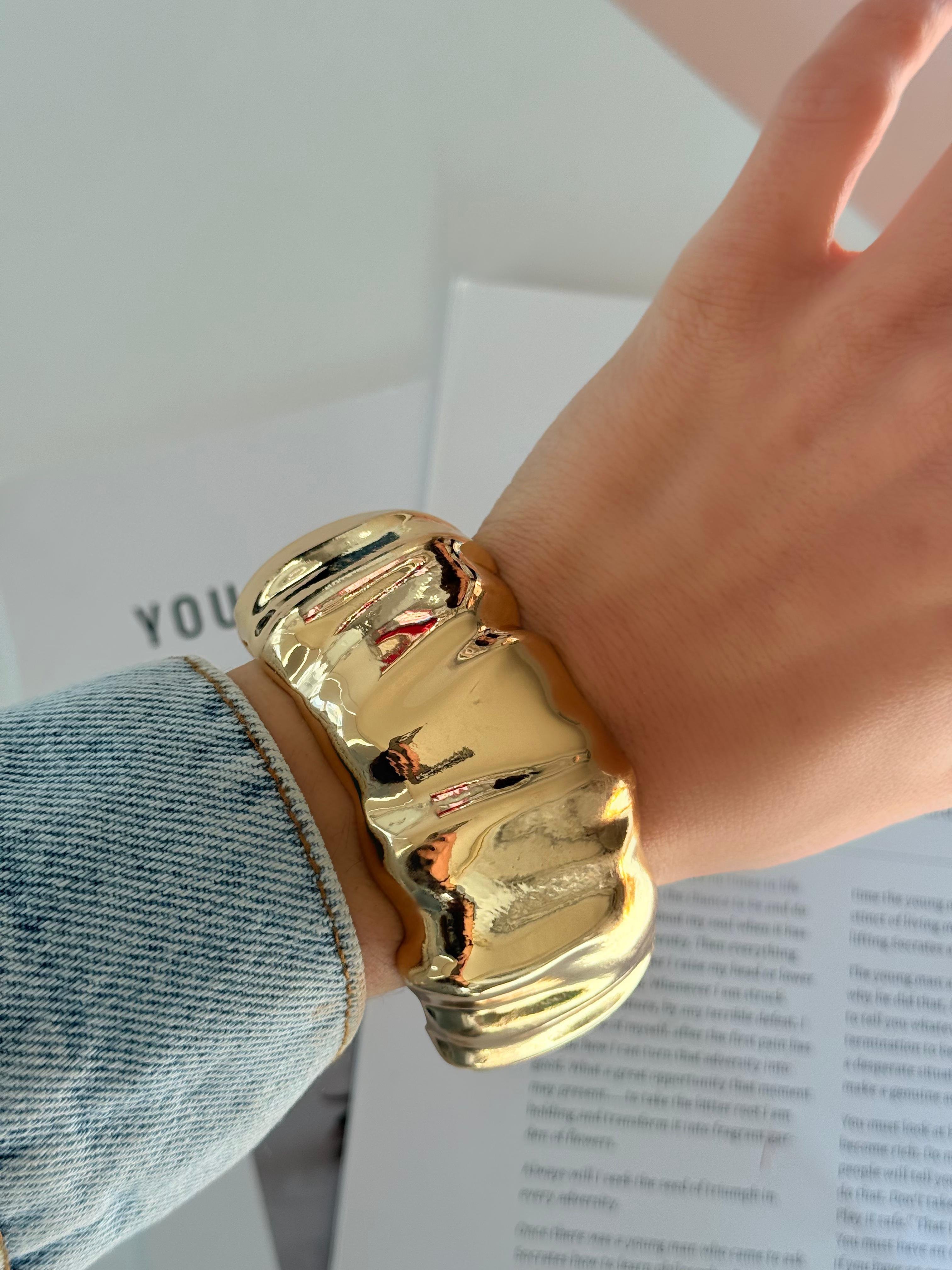 Wave Akışkan Form Gold Kelepçe Bileklik