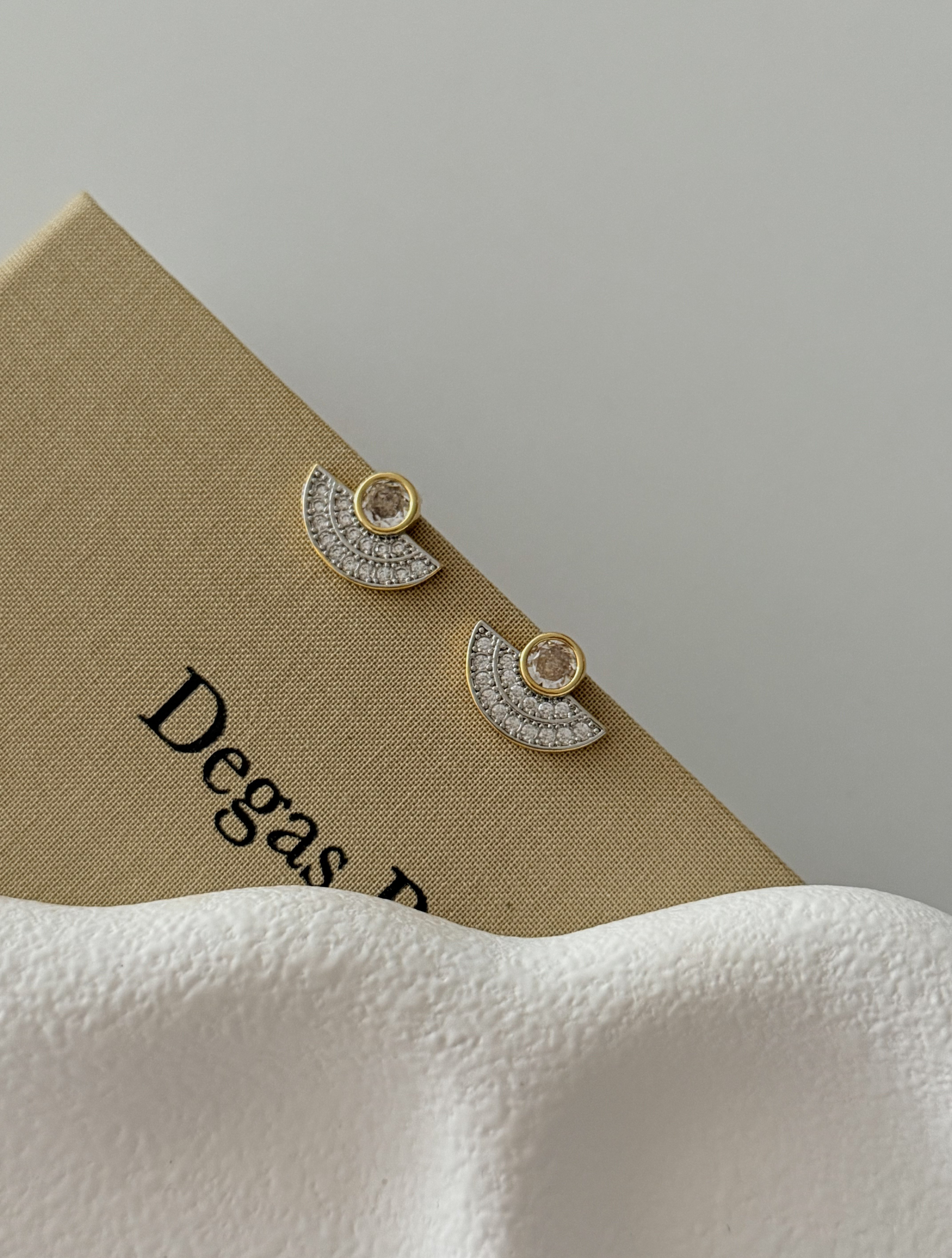 Yarım Ay Formlu Zirkon Taşlı Gold Detaylı Çivi Küpe