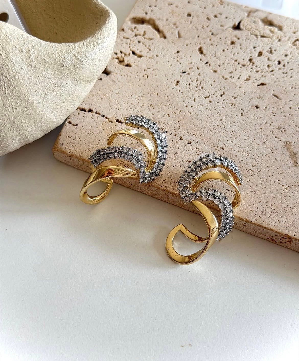 Zirkon Taşlı Çift Sıra Gold Modern Küpe