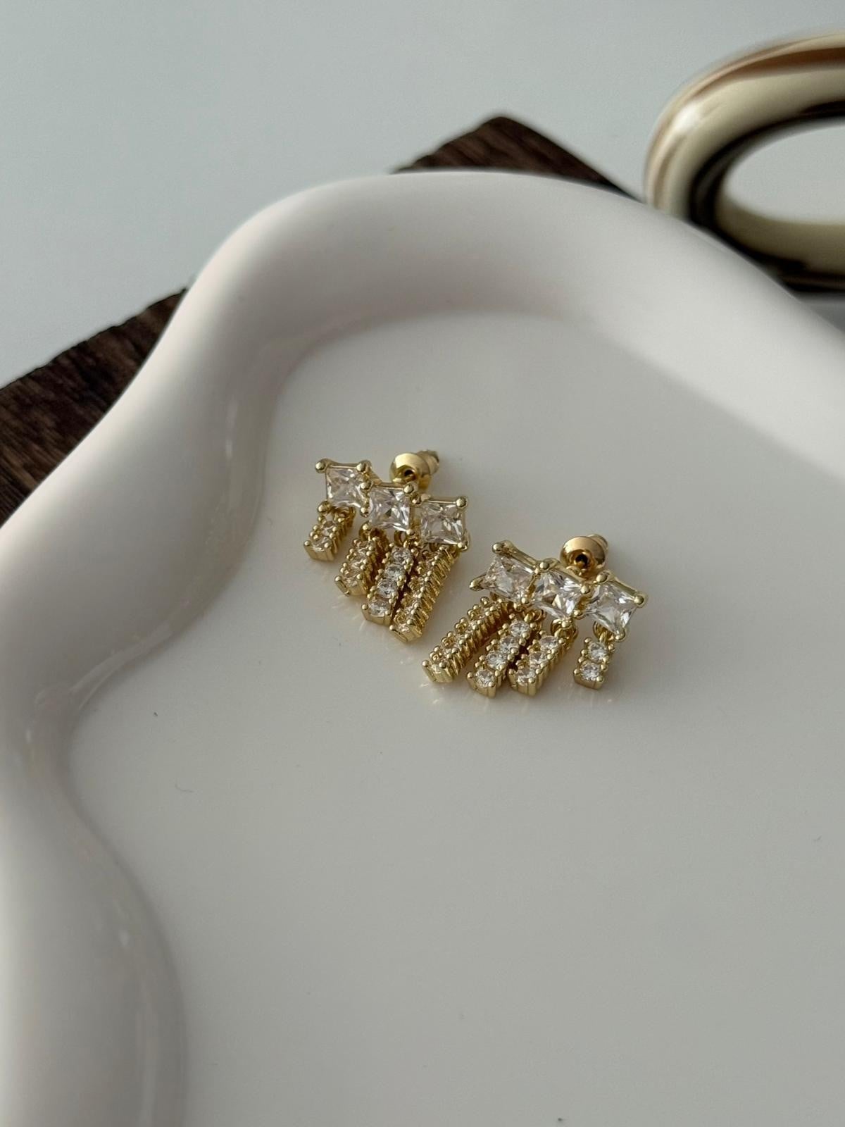 Zirkon Taşlı Gold Püskül Detaylı Vintage Küpe