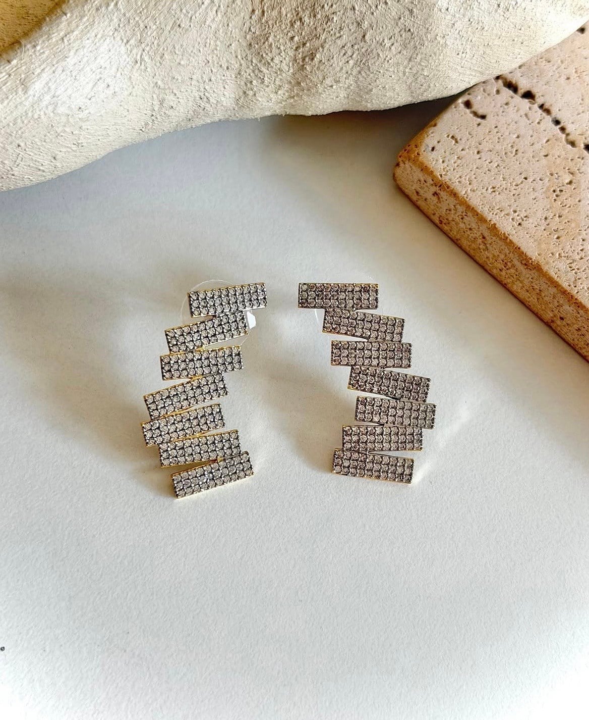 Zirkon Taşlı Modern Geometrik Küpe