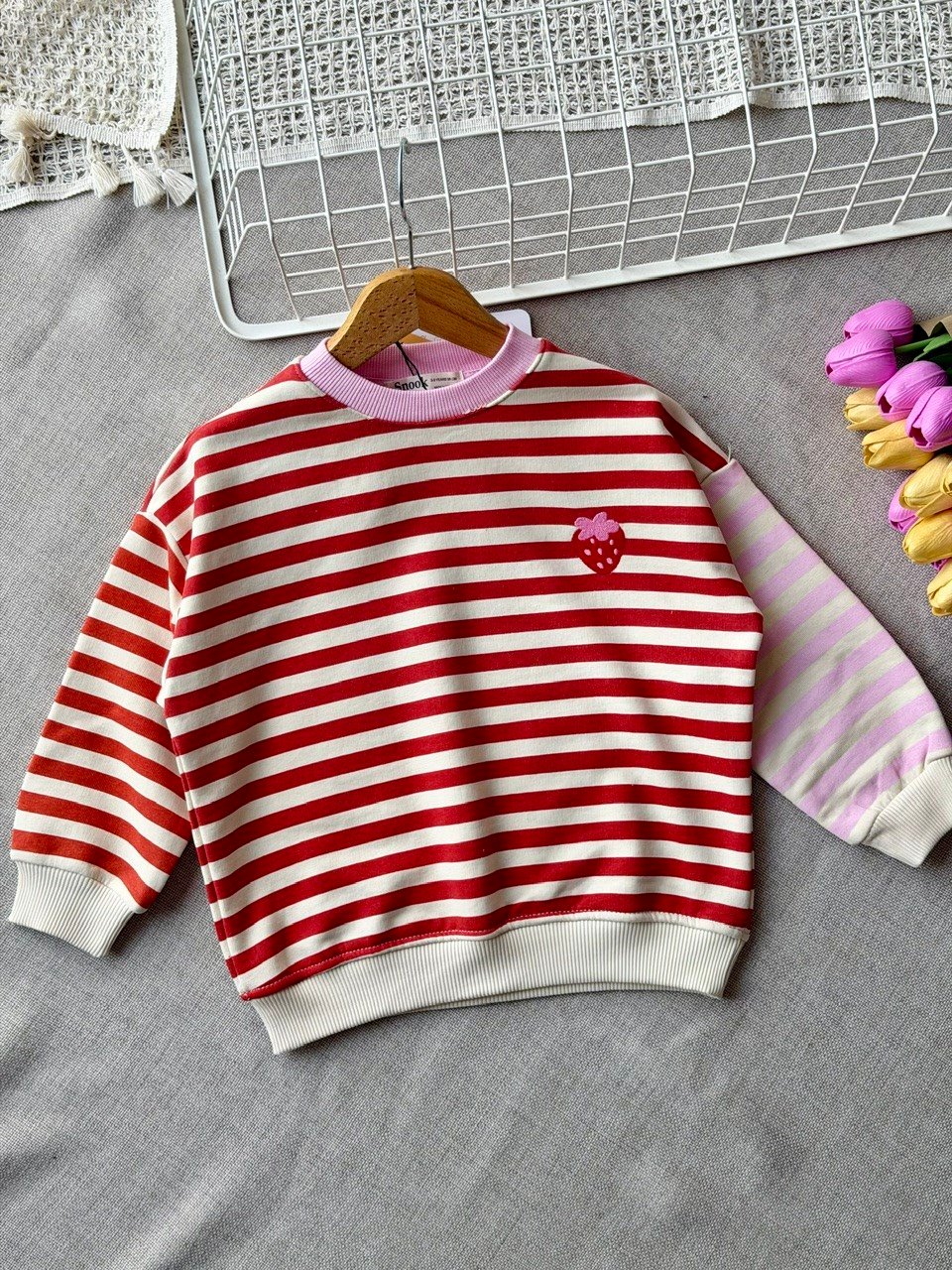 3 iplik kız çocuk çilek nakışlı çizgili sweatshirt 