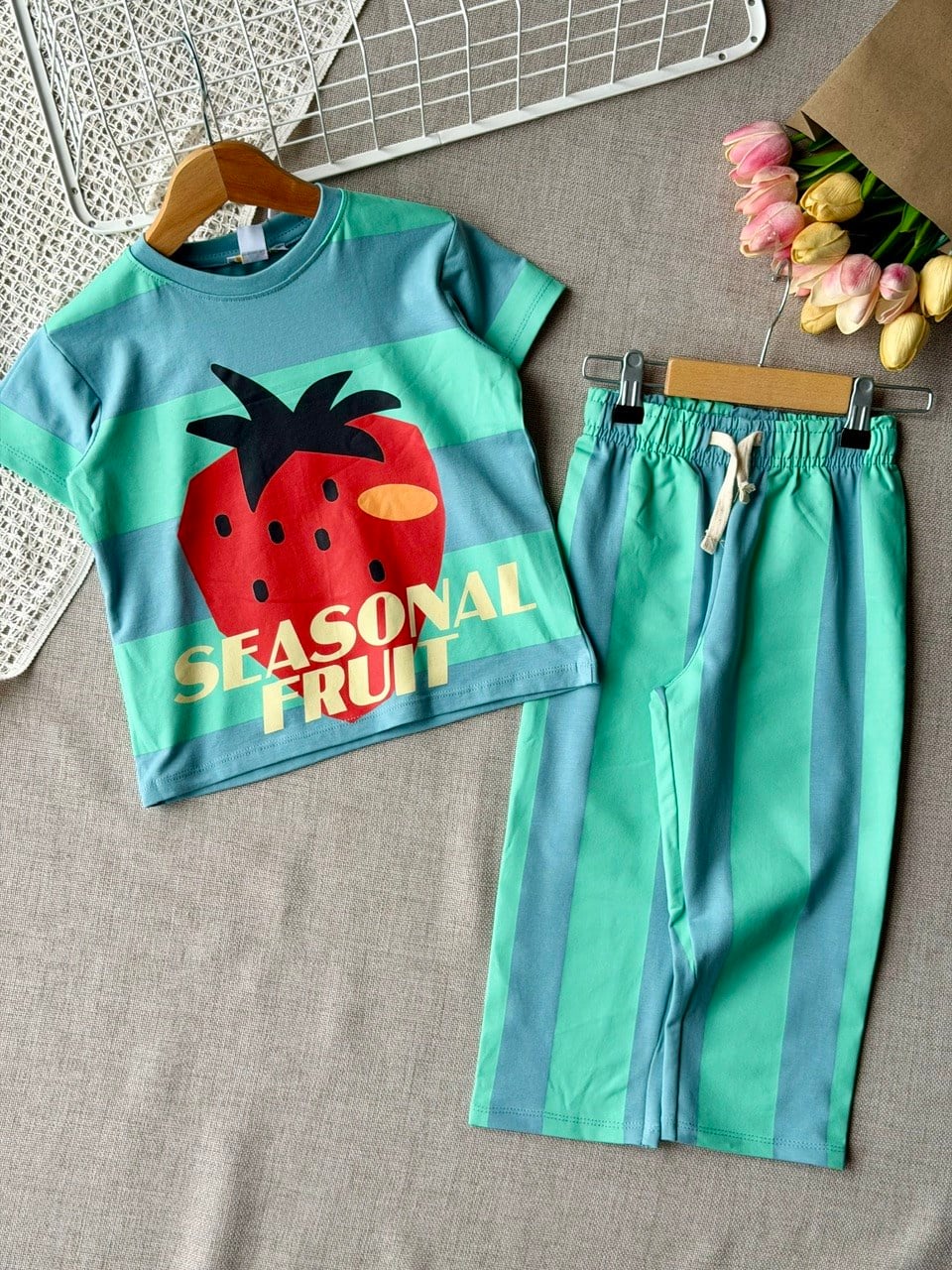Unisex yazlık çizgili çilekli takım