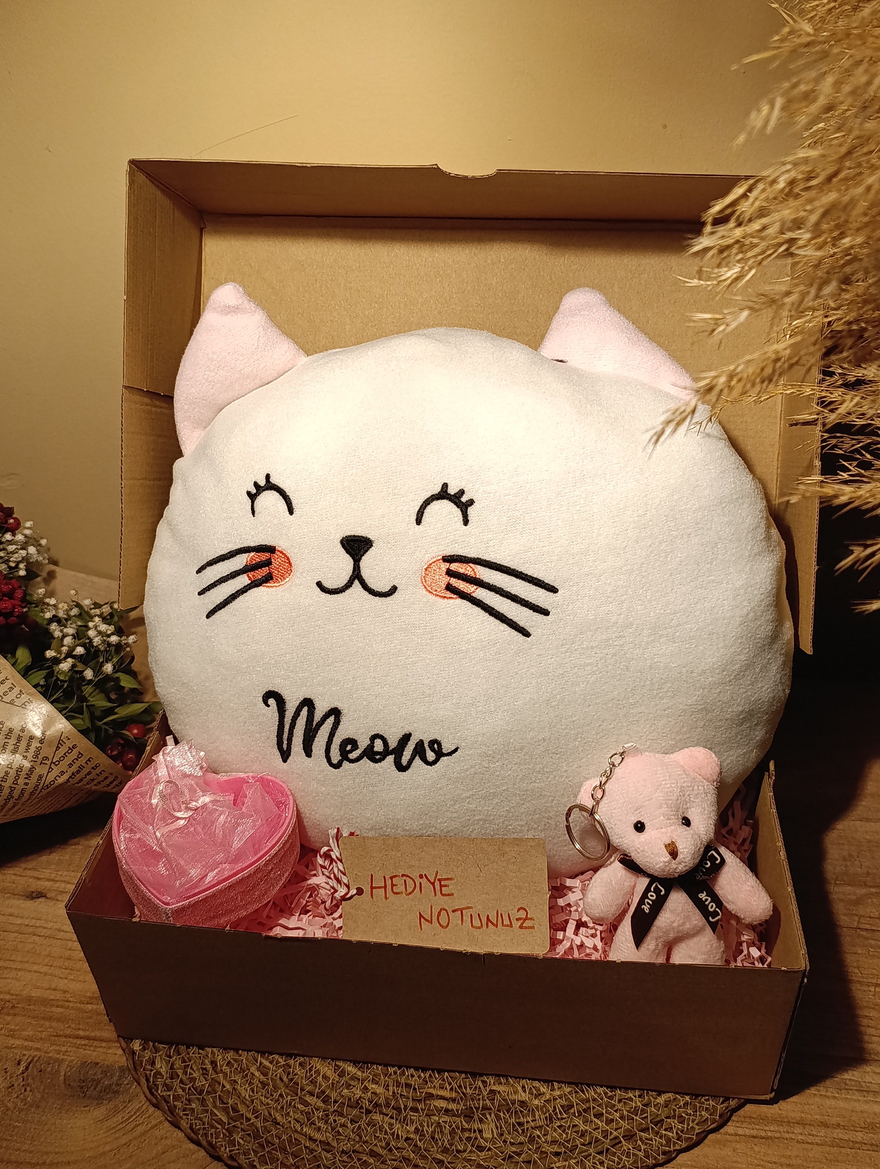 Kutulu Hediye Seti / Kedi Yastık 30cm, Ayıcık Anahtarlık ve Kalp Şeklinde Tüllü Kutu