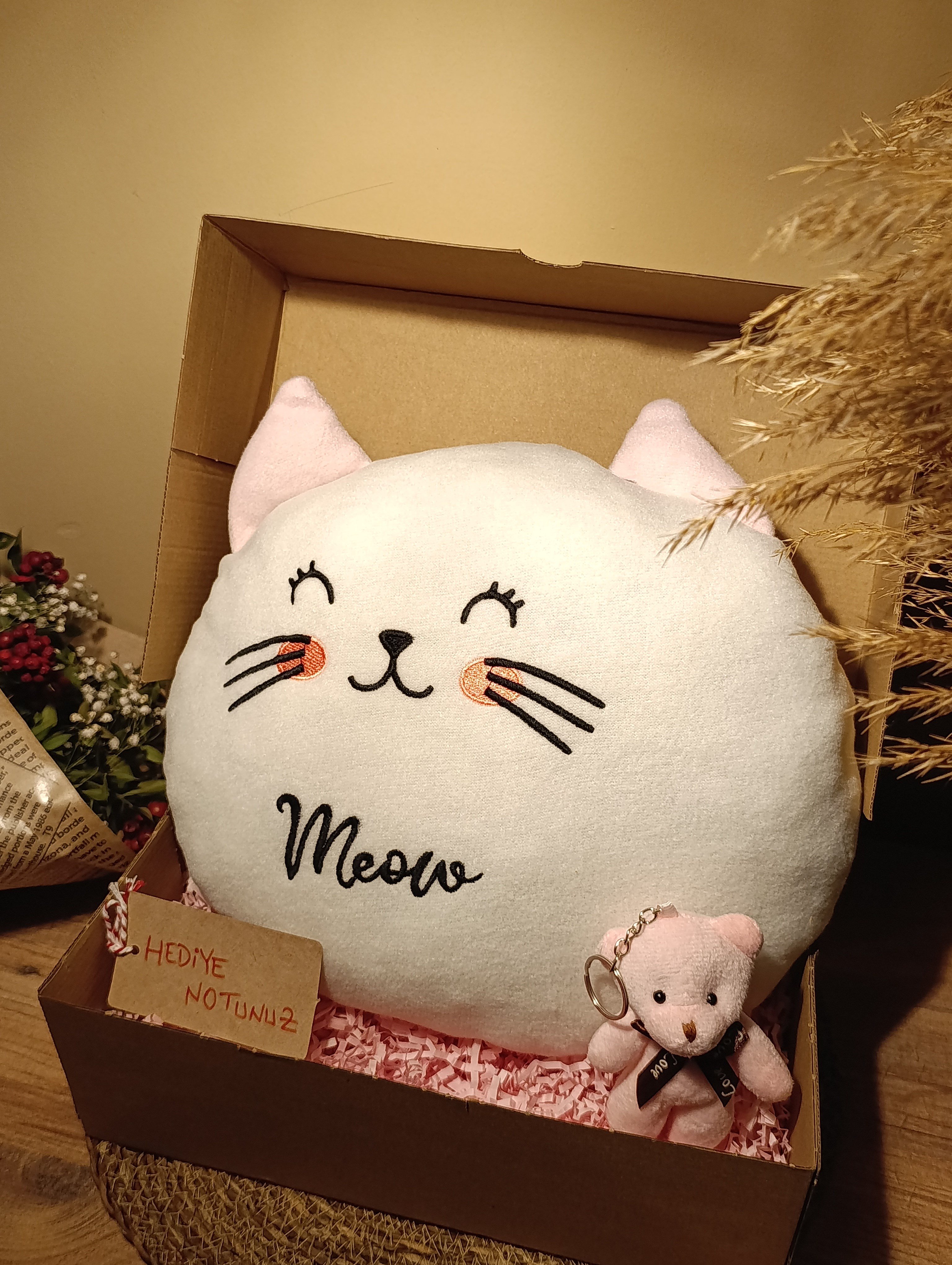 Kutulu Hediye Seti / Kedi Yastık 30cm ve Ayıcık Anahtarlık