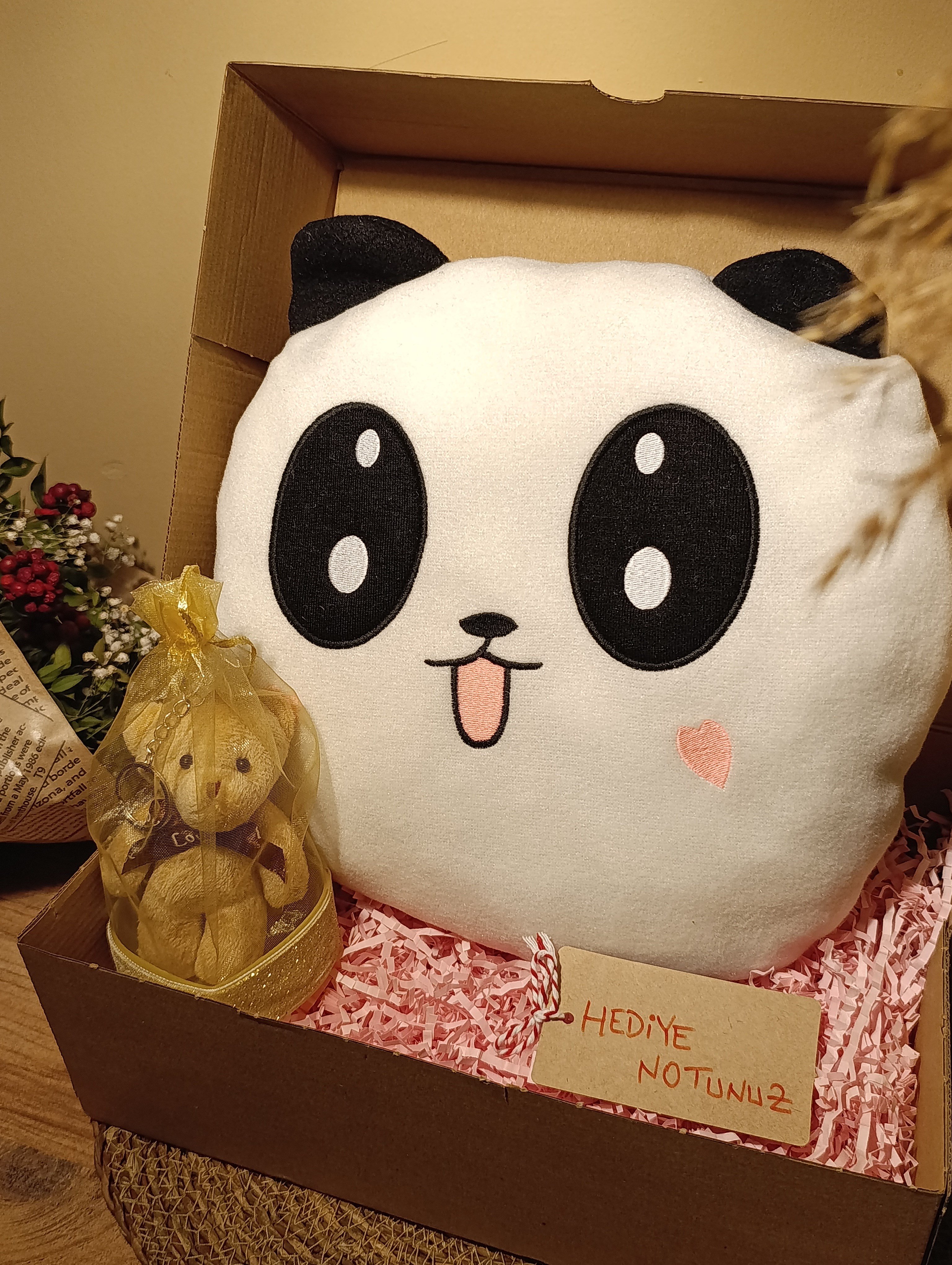 Kutulu Hediye Seti / Panda Yastık 35cm, Ayıcık Anahtarlık ve Kalp Şeklinde Tüllü Kutu