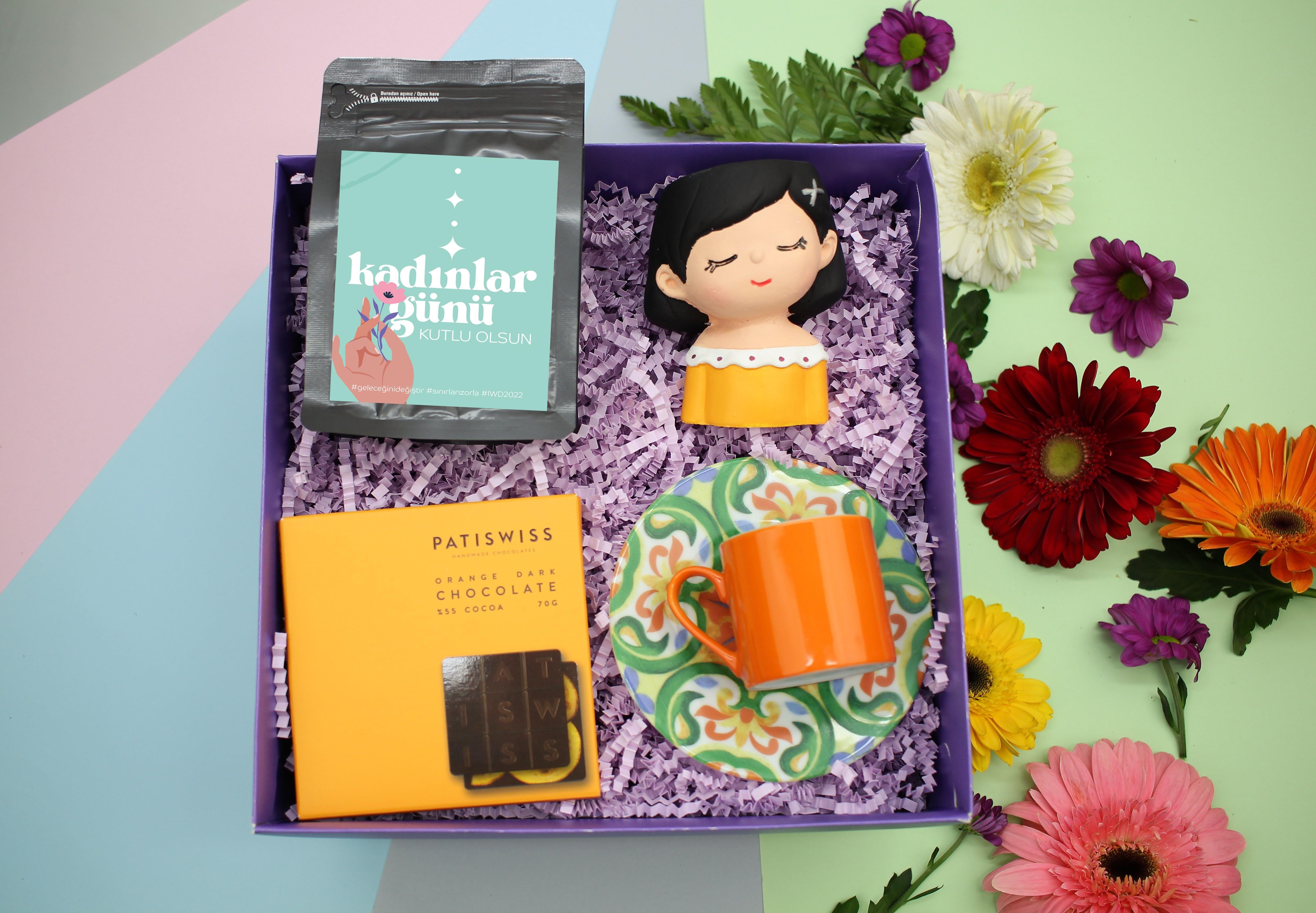 kadinlar-gunu-hediye-kizlar-kahve-keyf-bf4db5.jpg