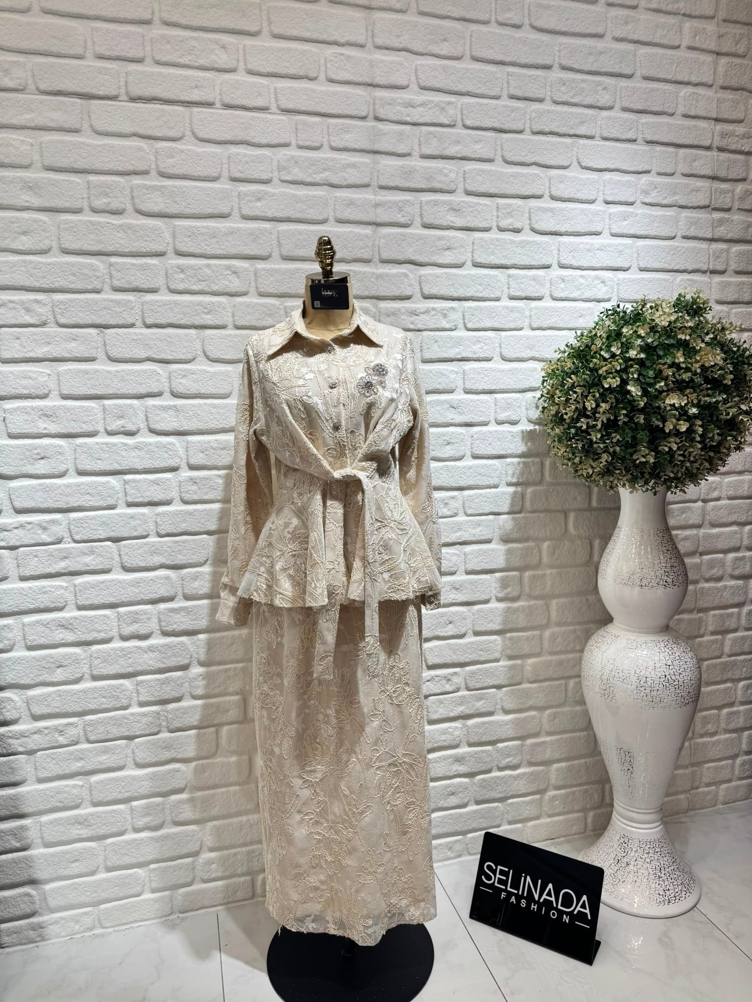 Selin Ada Güpürlü Etekli Takım