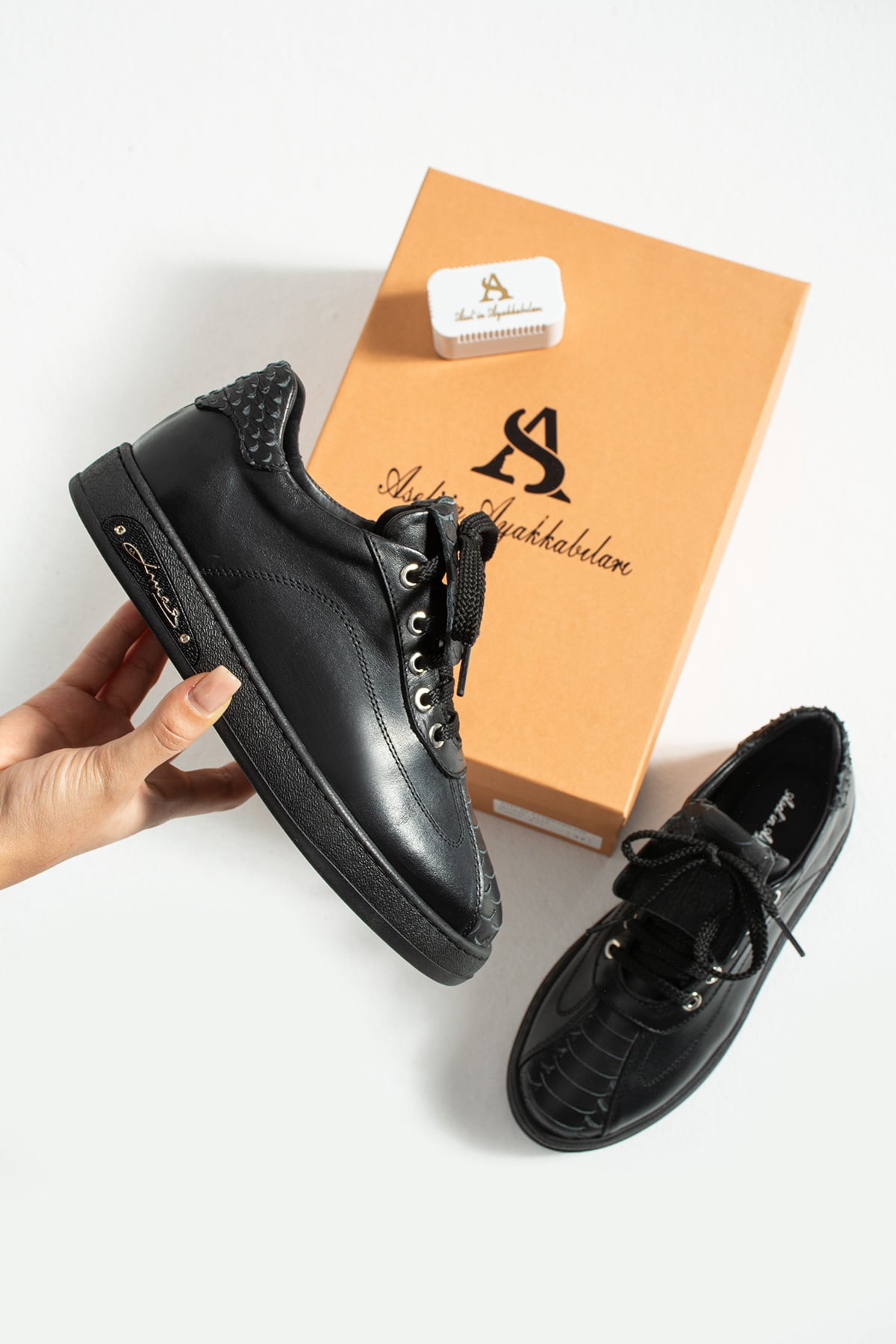 Kadın Sneaker Hakiki Deri Siyah Kısa Topuklu Casual/Günlük