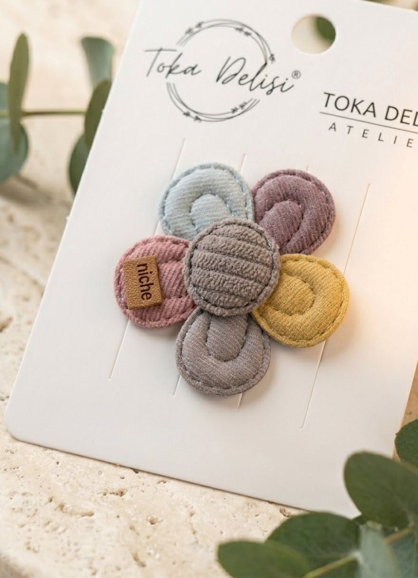 Toka DelisiTOKABebekler İçin Mavi Düğmeli Çiçek Figürlü Mavi Sarı Pembe Saçsız Bebek TokasıBebekler İçin Pembe Mavi Mor Çiçek Figürlü Mavi Sarı Pembe Saçsız Bebek Tokası