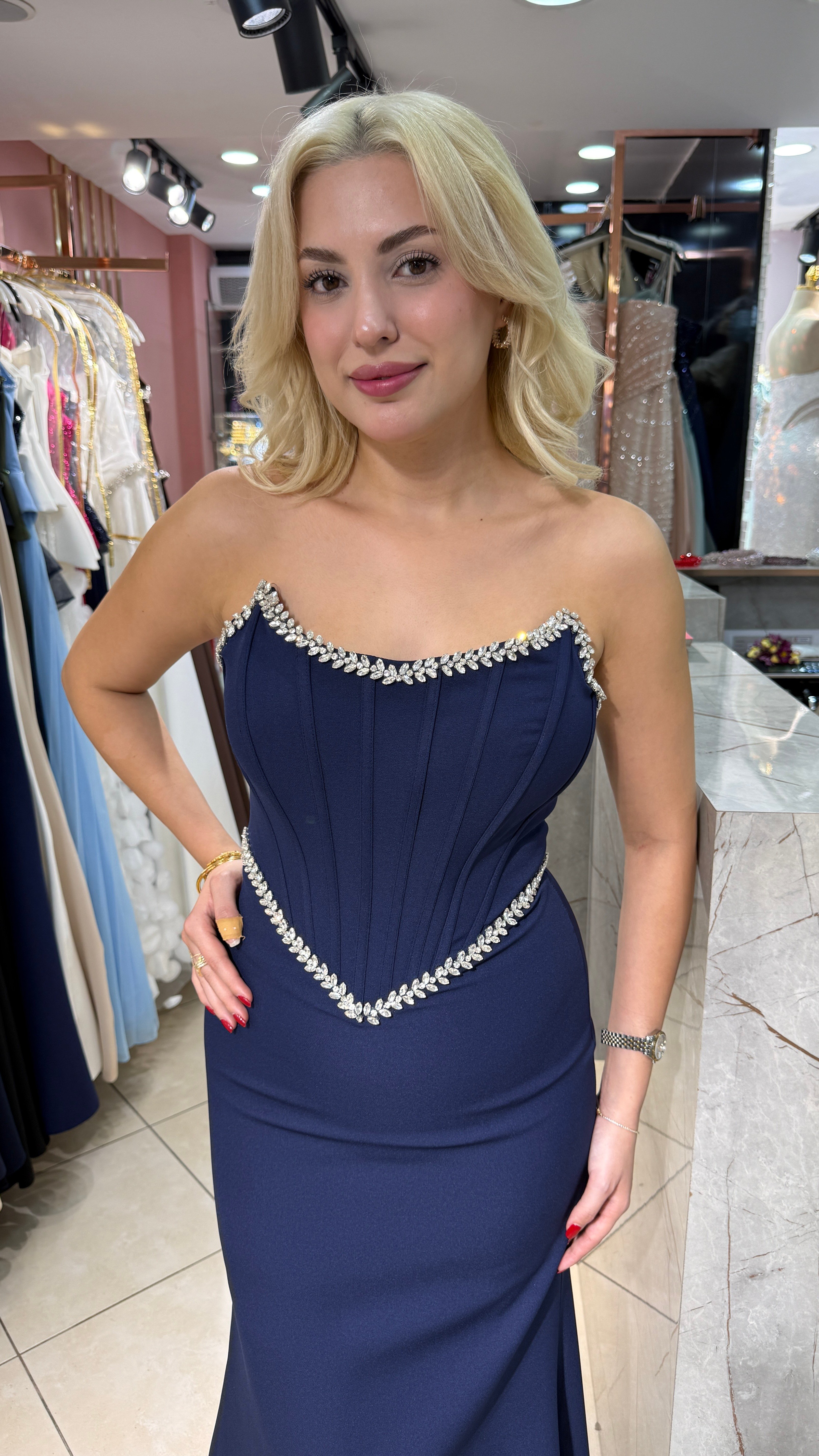 KORSELİ YAKA VE BELİ TAŞLI KREP