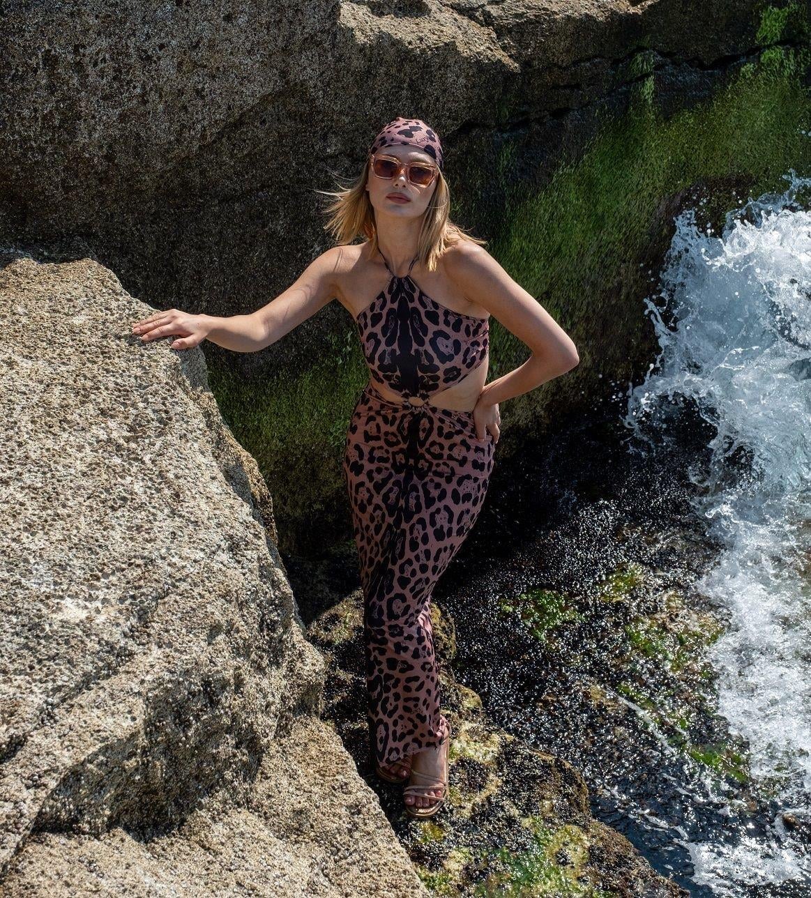 Ön ve Arka Tokalı Boneli Leopar Elbise