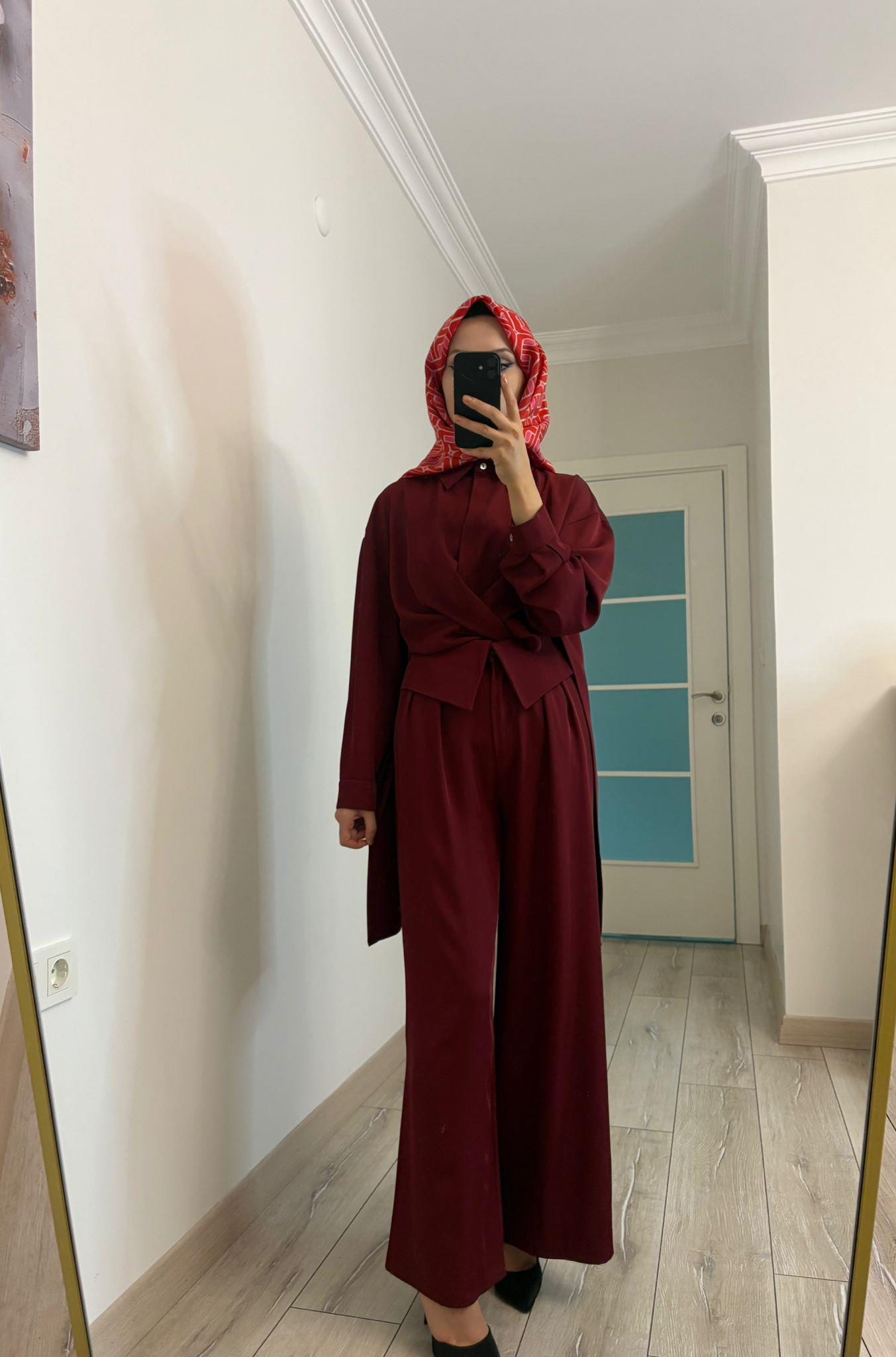 Yırtmaçlı Gömlekli Takım