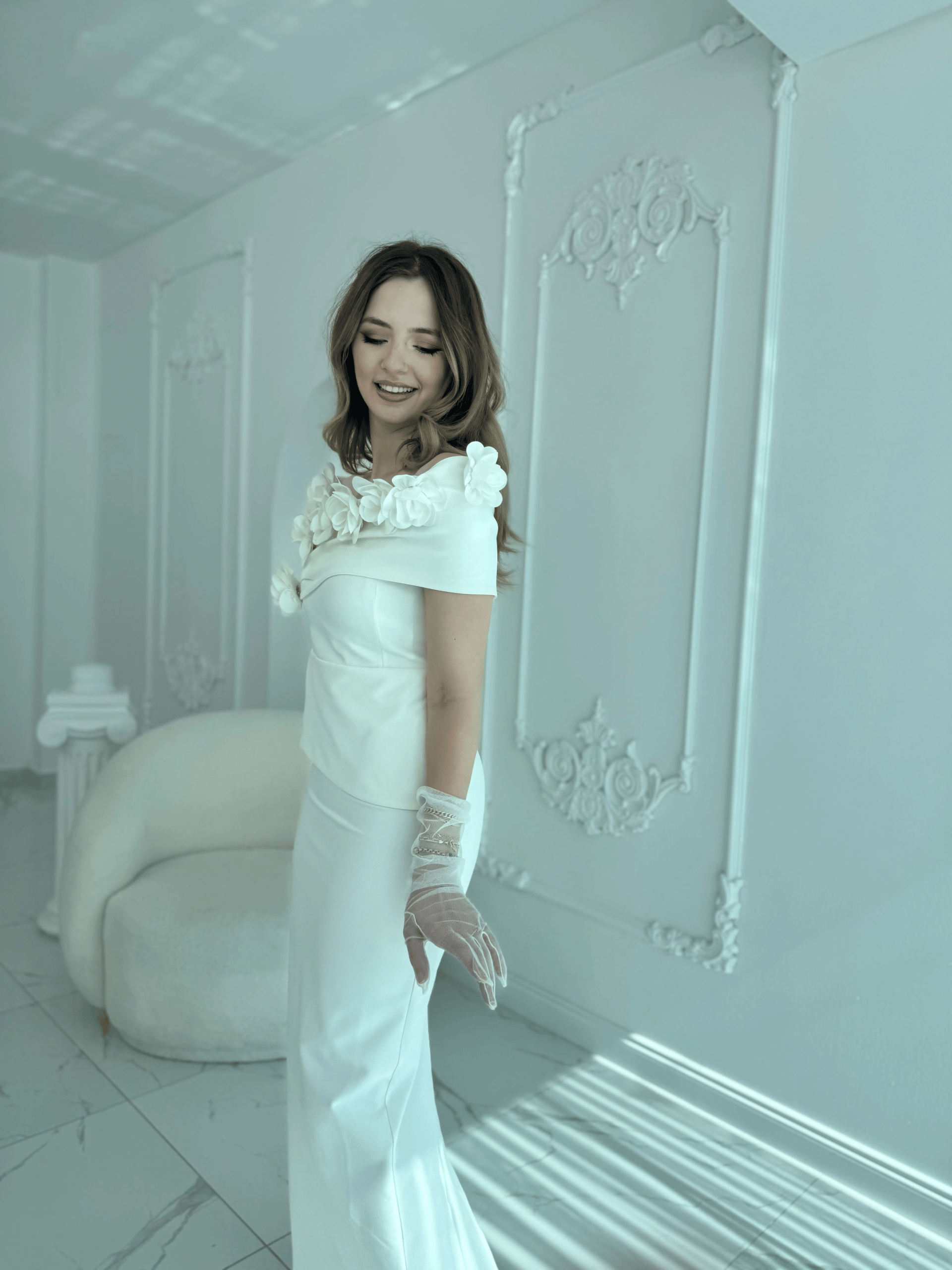3D Çiçek Detaylı Madonna Yaka Tam Boy Beyaz Abiye Elbise · 3