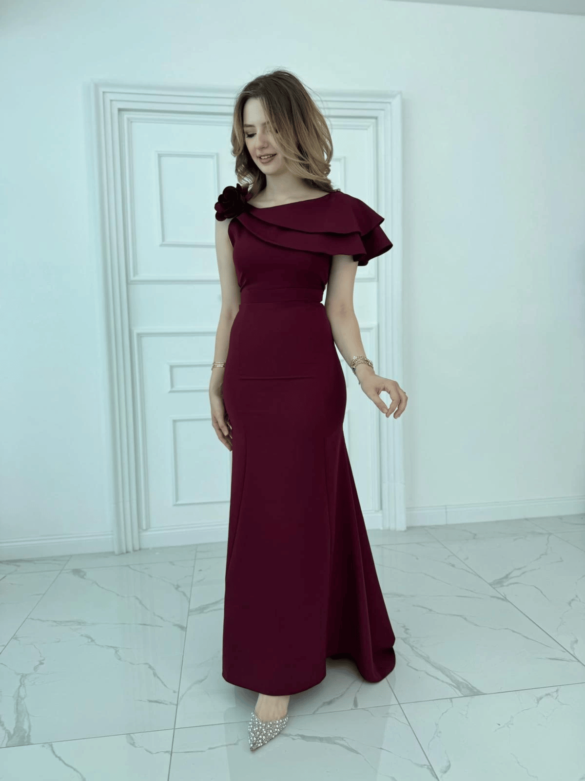 Asimetrik Volan Detaylı Bordo Tek Omuzlu Abiye Elbise · 2