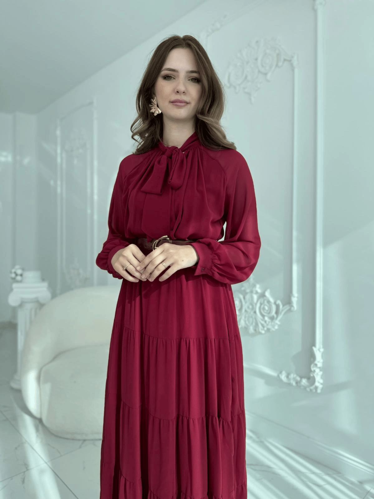 Fular Yaka Detaylı Kemerli Şifon Bordo Elbise · 2