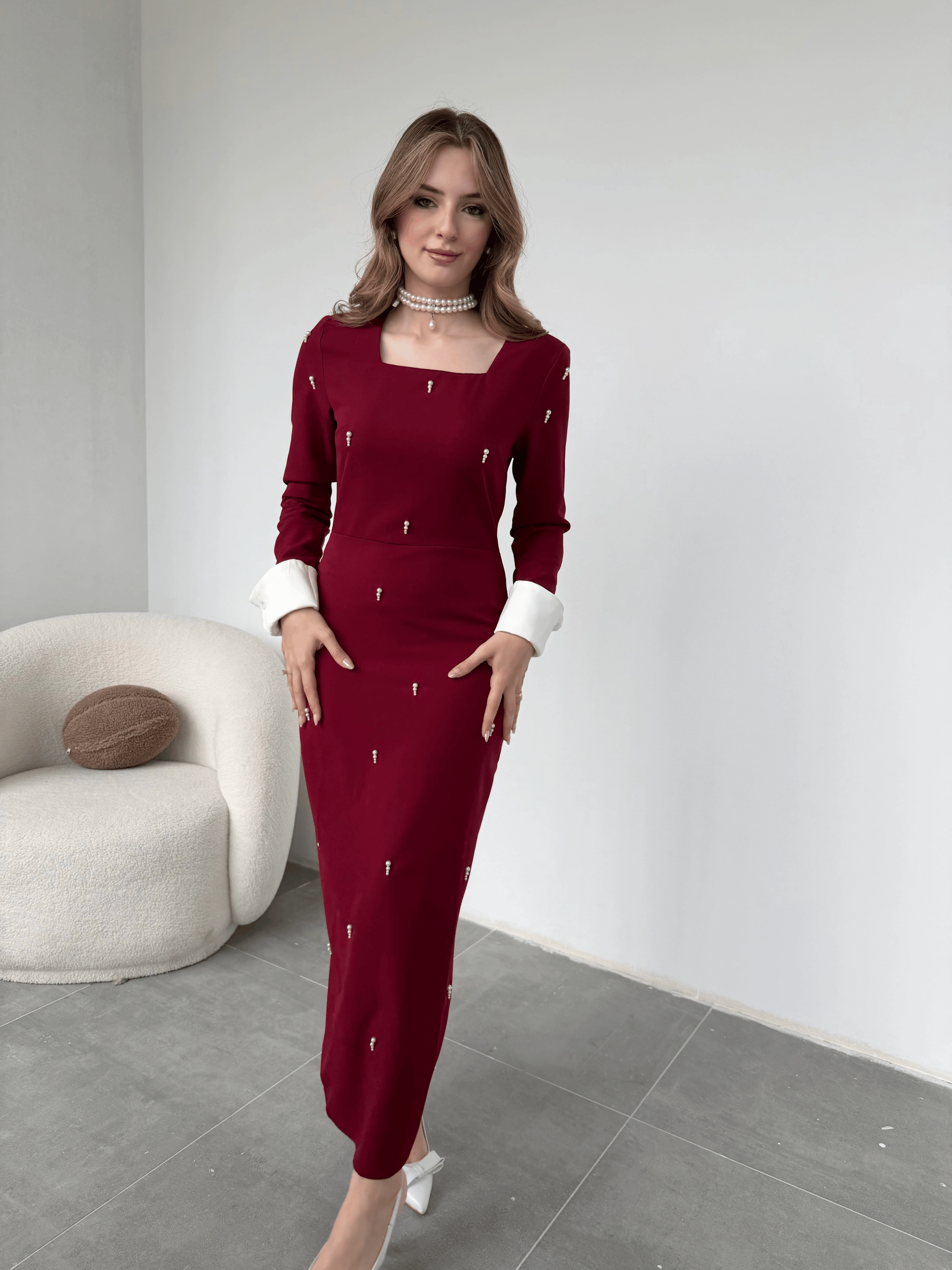 İnci Detaylı Kare Yaka Beyaz Manşetli Bordo Elbise · 4