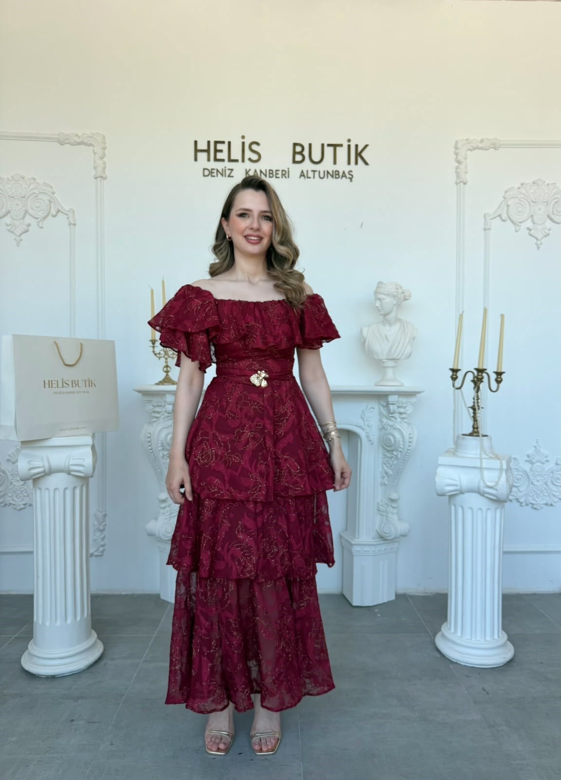 Kayık Yaka Kat Kat Volanlı Gold Nakışlı Elbise - Bordo