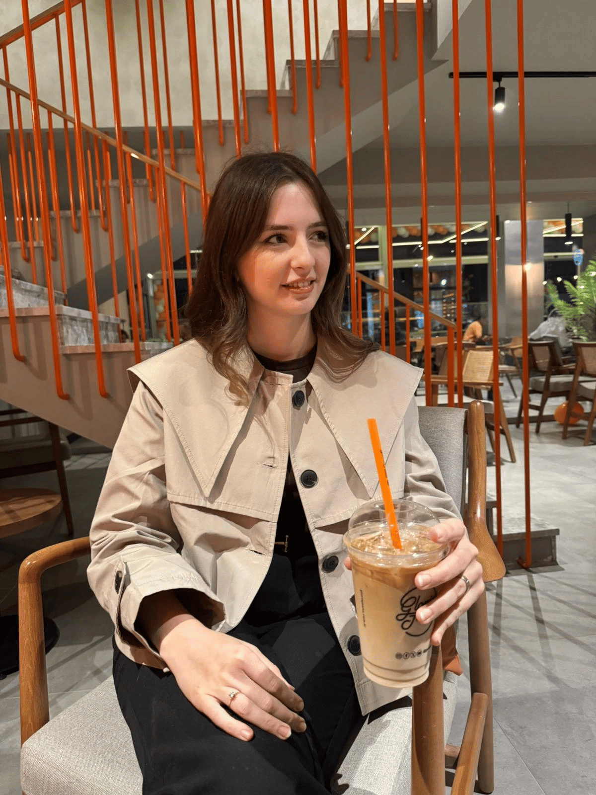 Modern Kesim Büyük Yaka Trençkot · 2