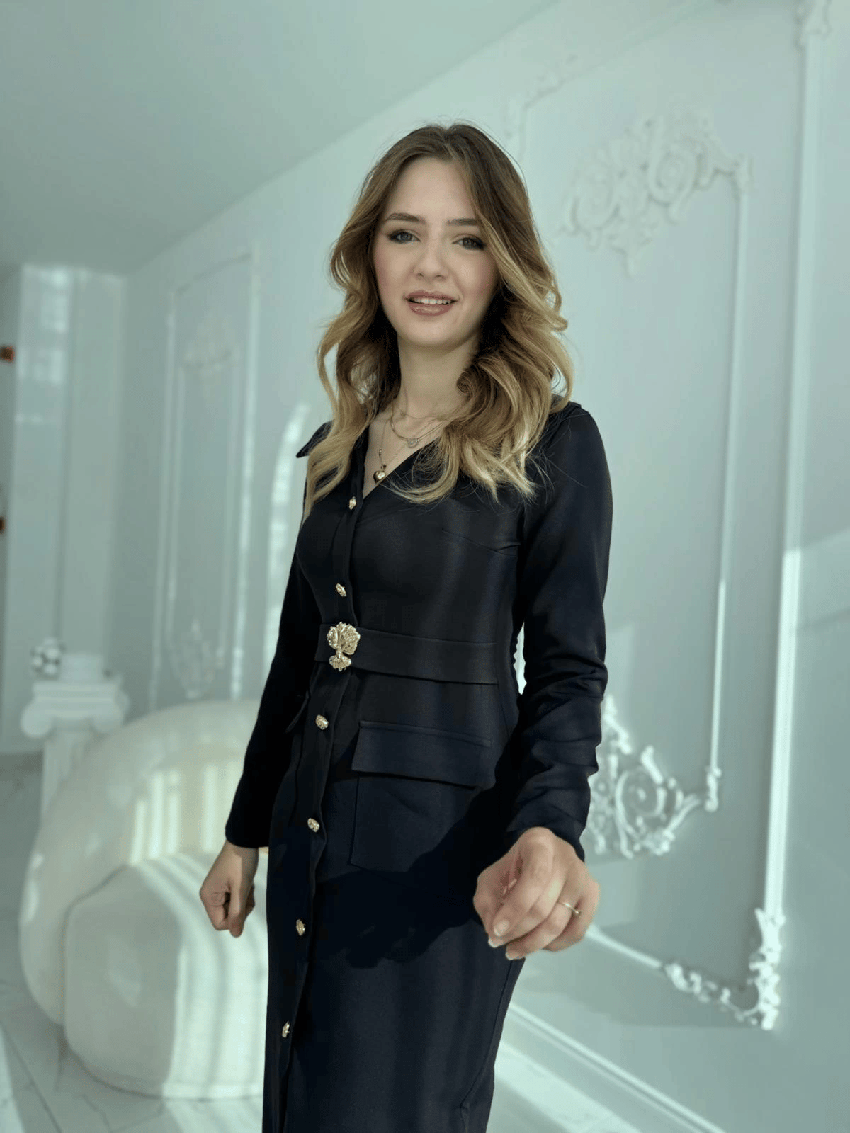 Modern Tasarım Altın Düğme Detaylı Kemerli Siyah Elbise · 2