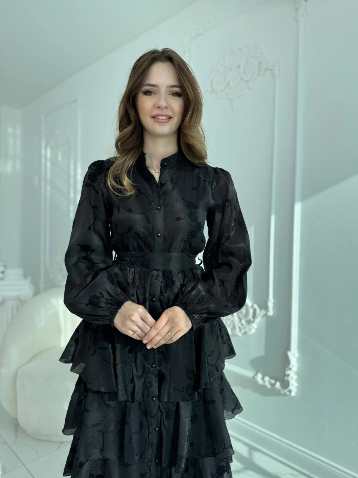 Nakışlı Karolin Kumaş Volanlı Kat Kat Siyah Kuşaklı Elbise