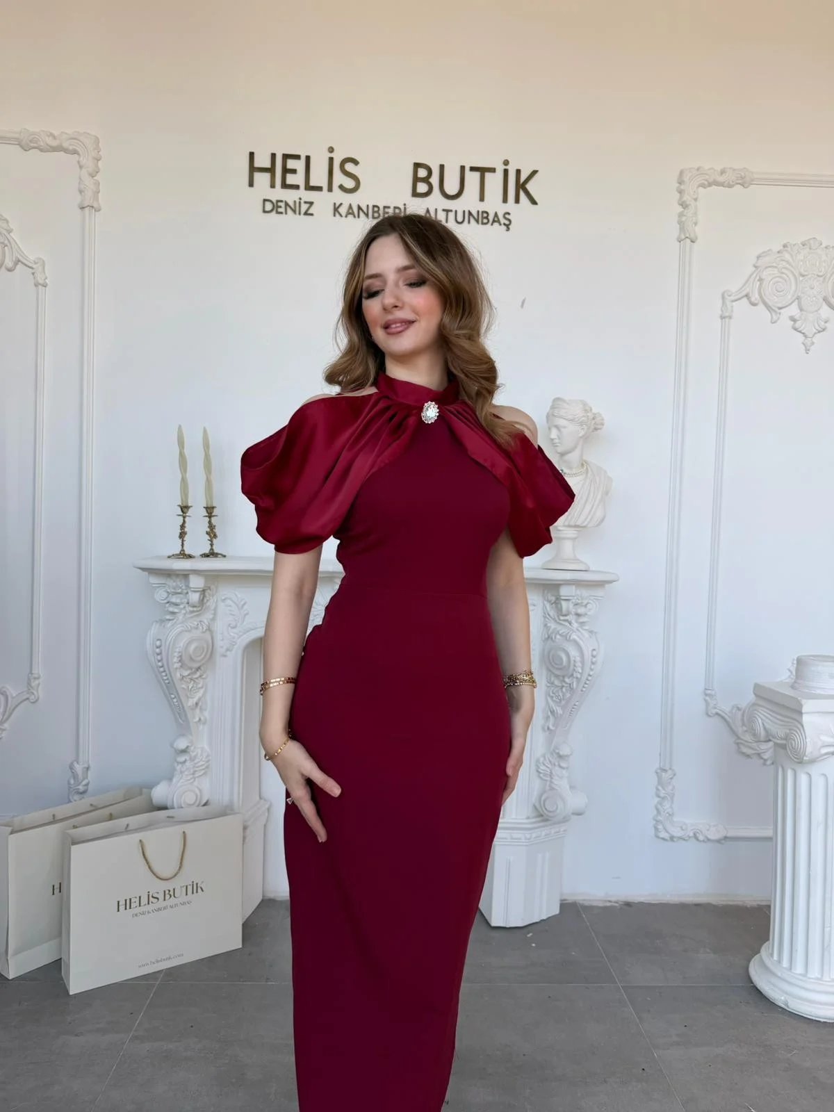 Omuz Detaylı Yaka Broşlu Bordo Abiye Elbise · 2