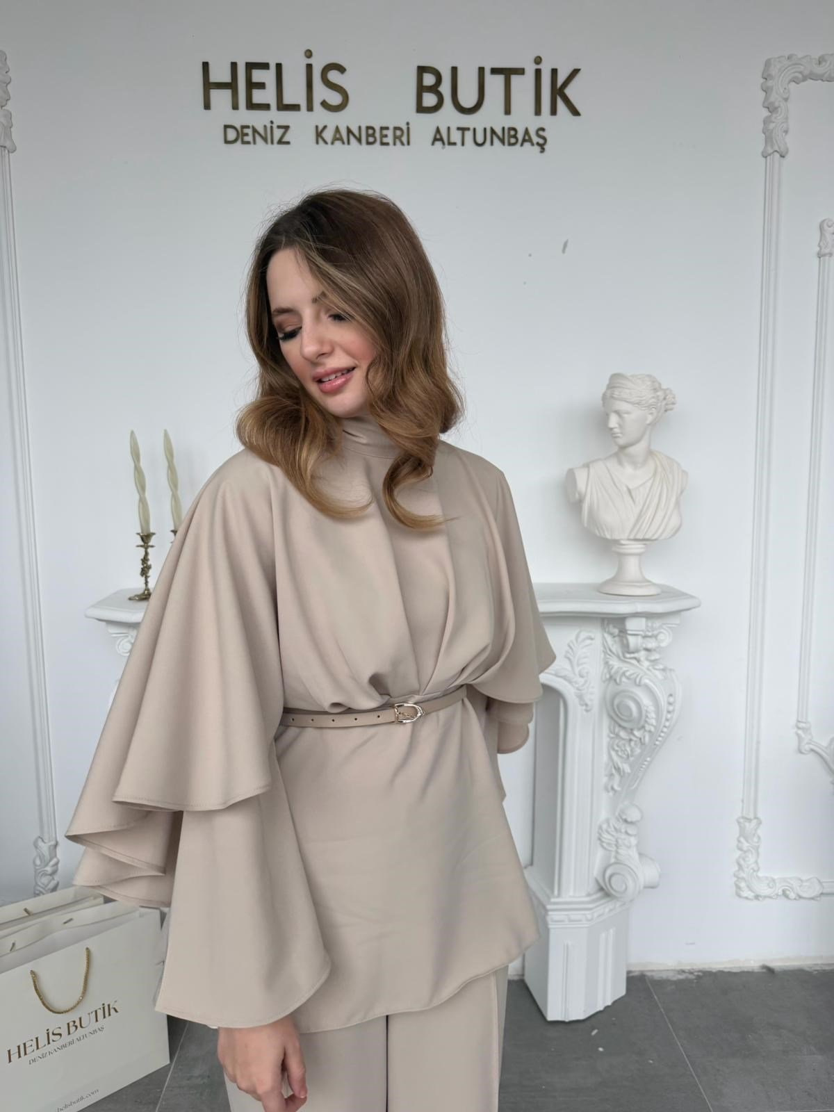 Pelerin Detaylı Bej Pantolon Ceket Takımı · 8