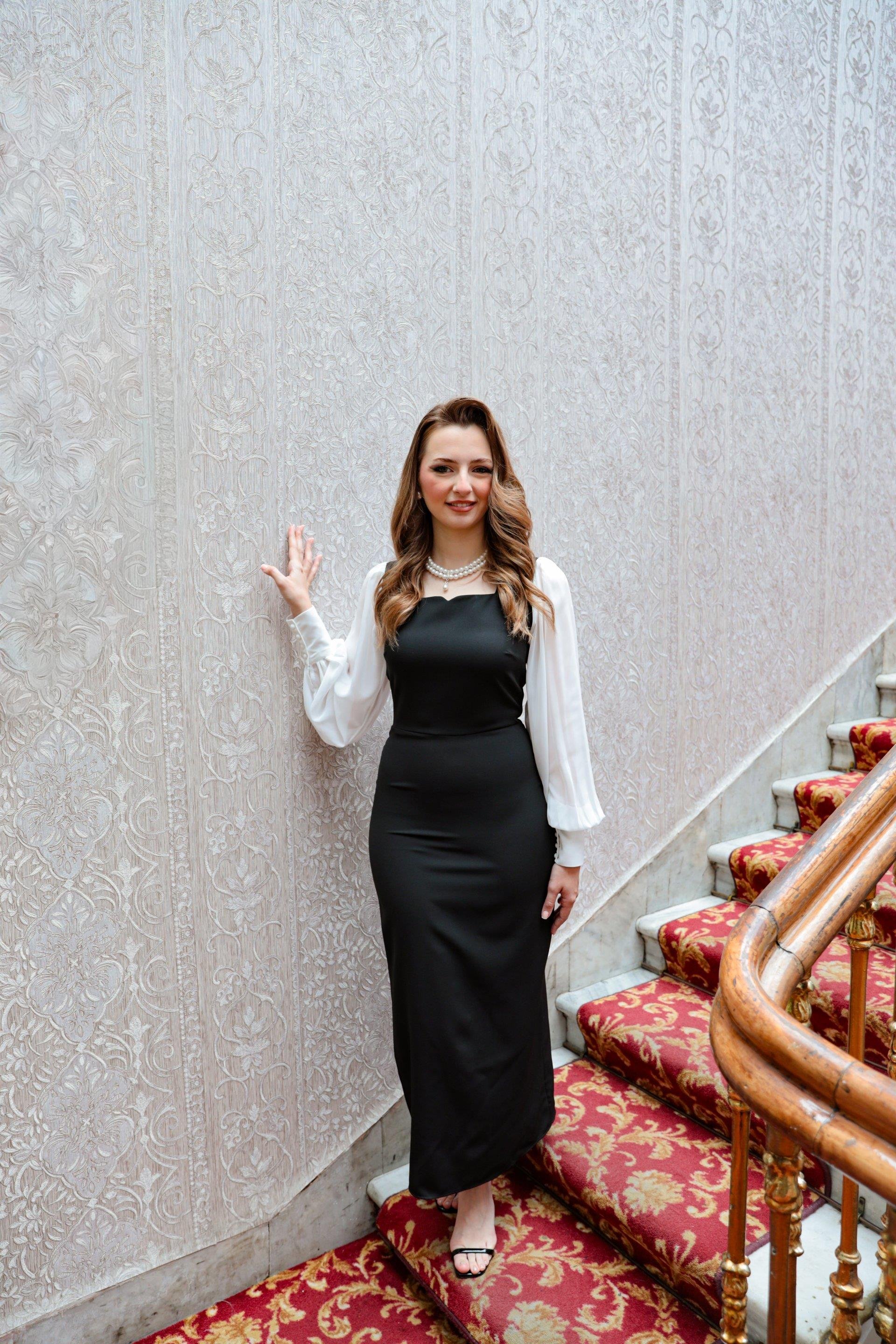 Şifon Kollu Atlas Kumaş Elegant Siyah Elbise · 2