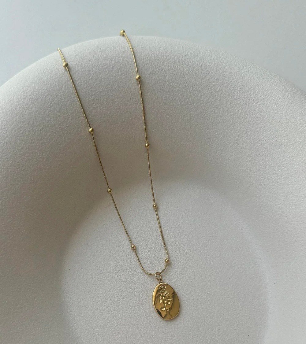     Gül Figürlü Gold Madalyon Kolye