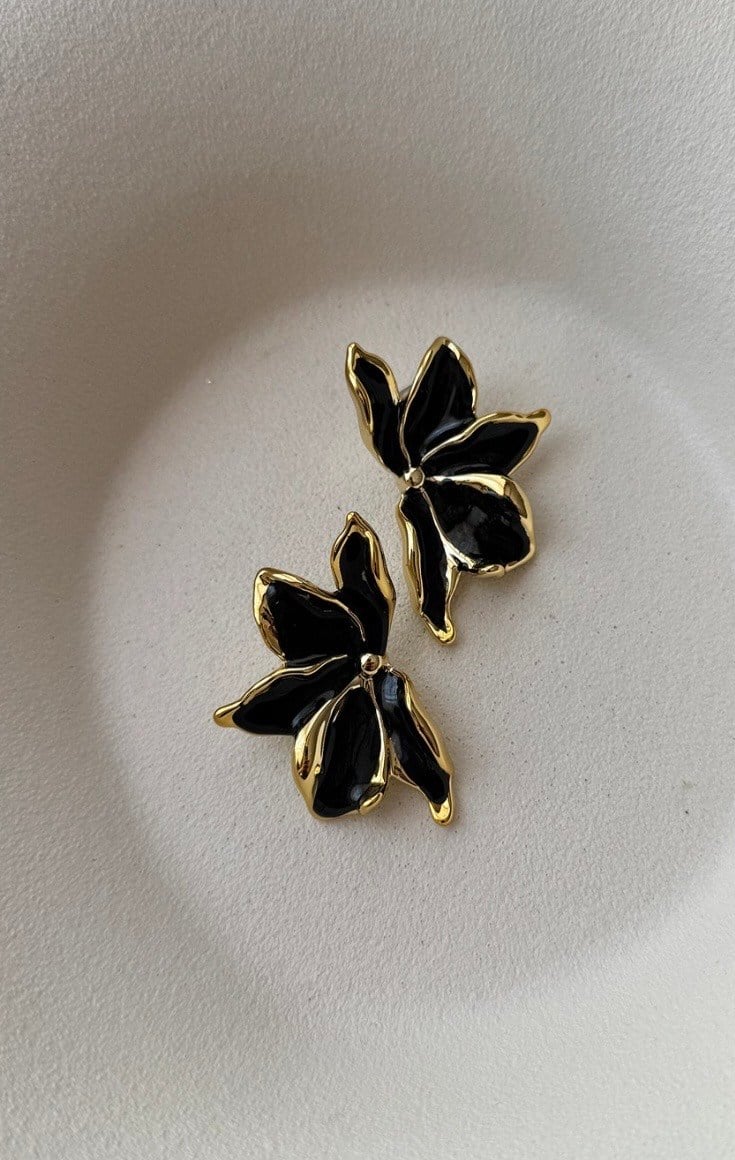 Gold Çerçeveli Siyah Çiçek Küpe