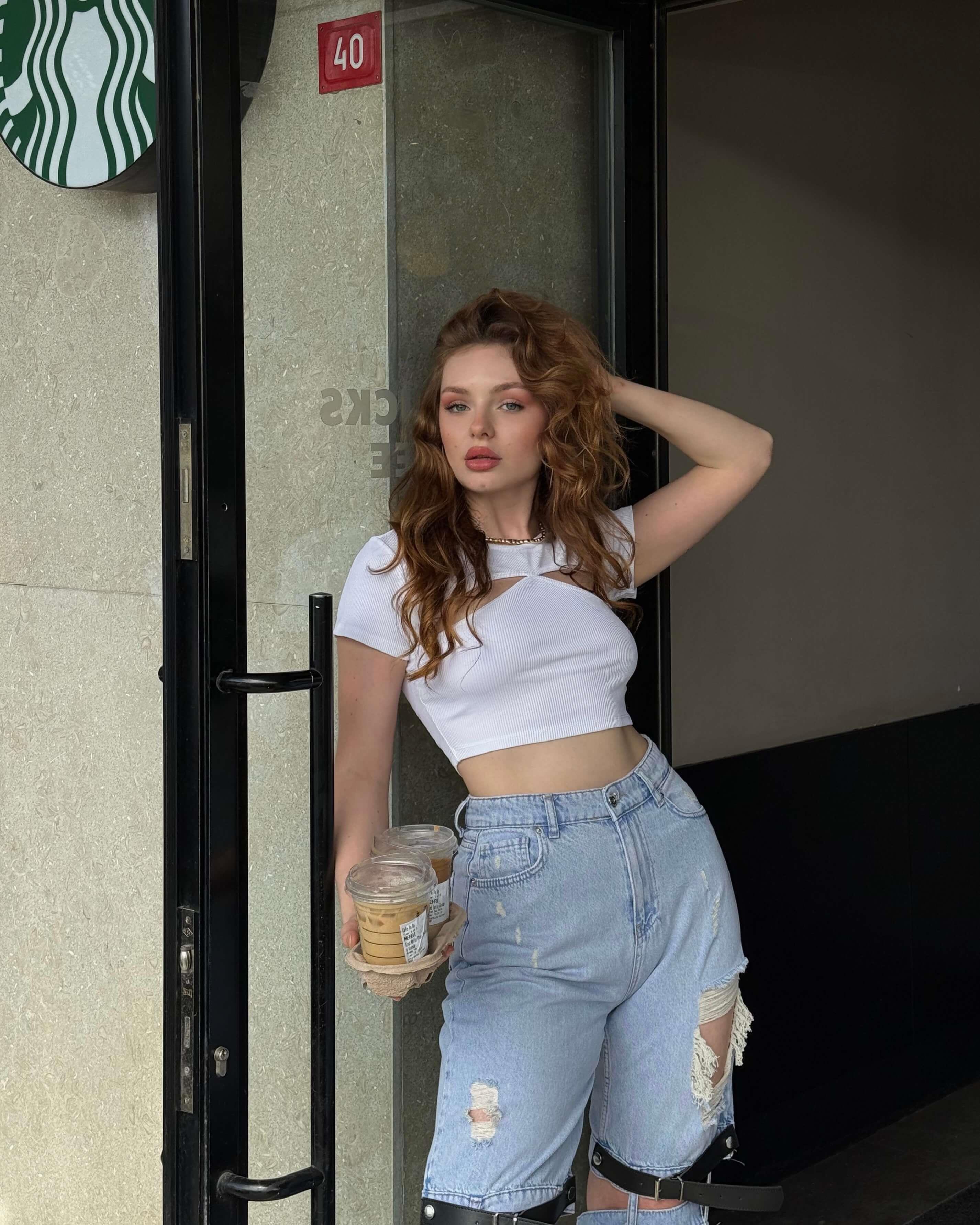 LULA WHITE FİTİLLİ PENCERE DETAY CROP