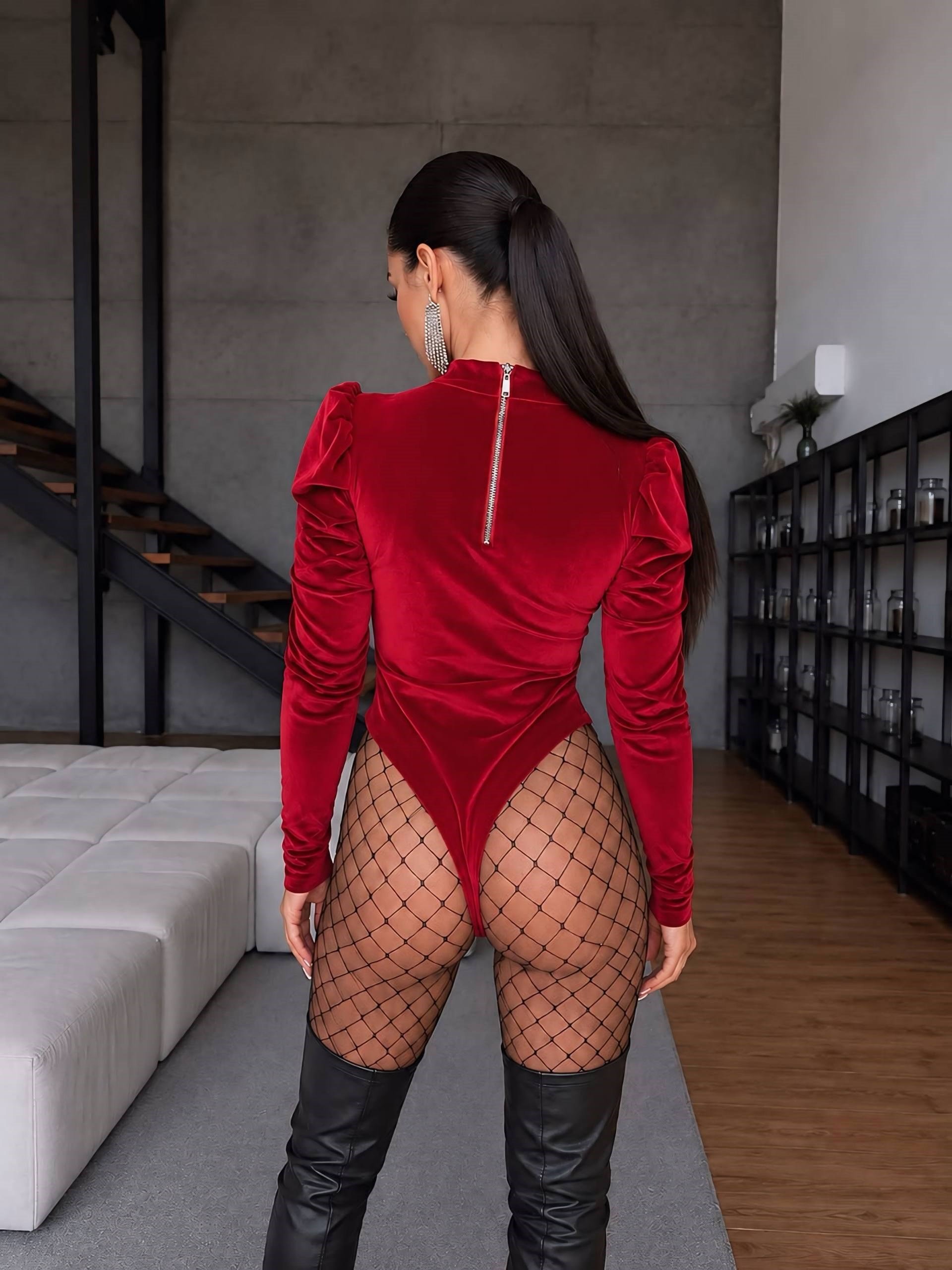 MARCO BROŞ DETAYLI KADİFE BODYSUİT KIRMIZI