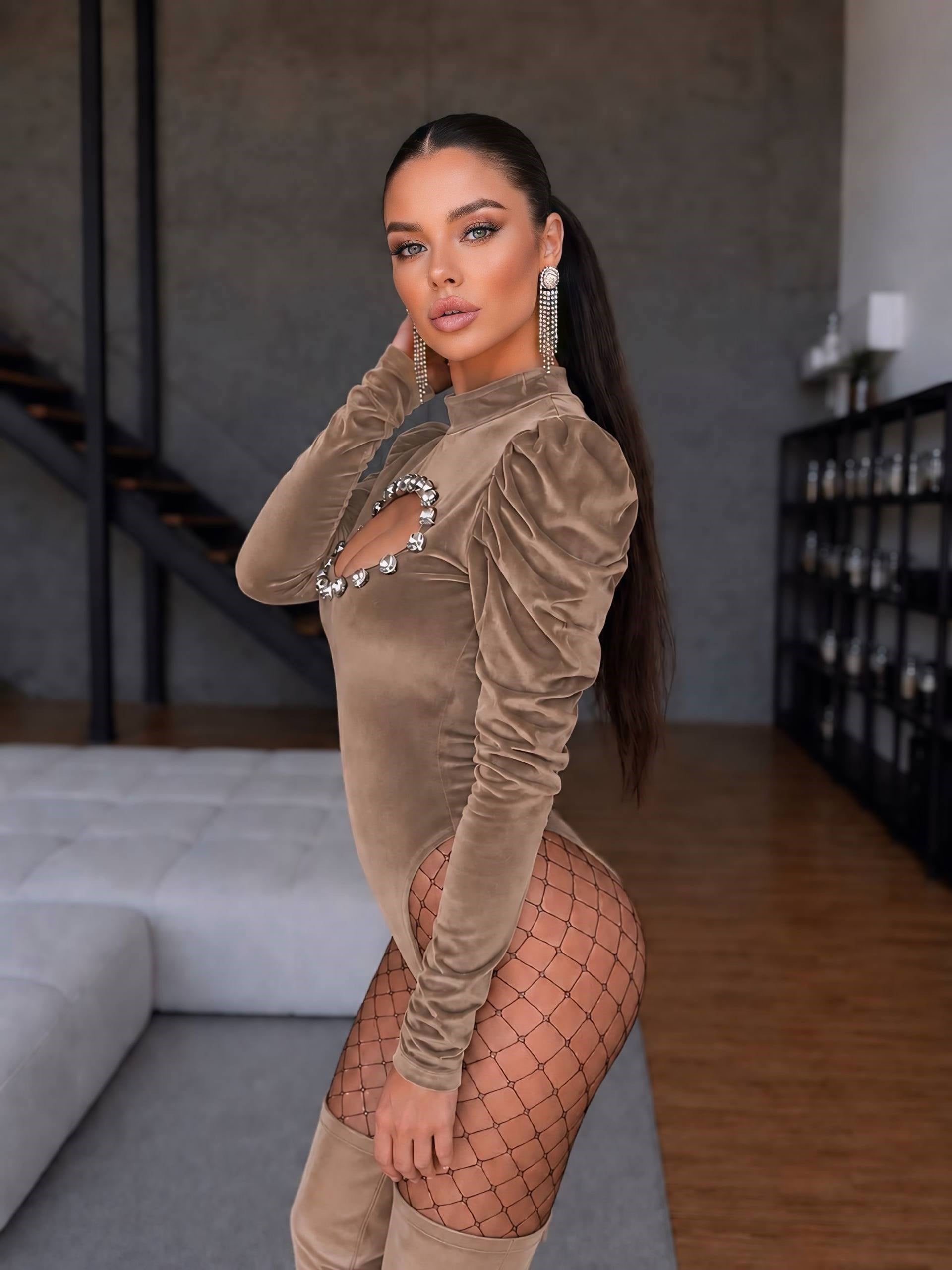 MARCO BROŞ DETAYLI KADİFE BODYSUİT VİZON