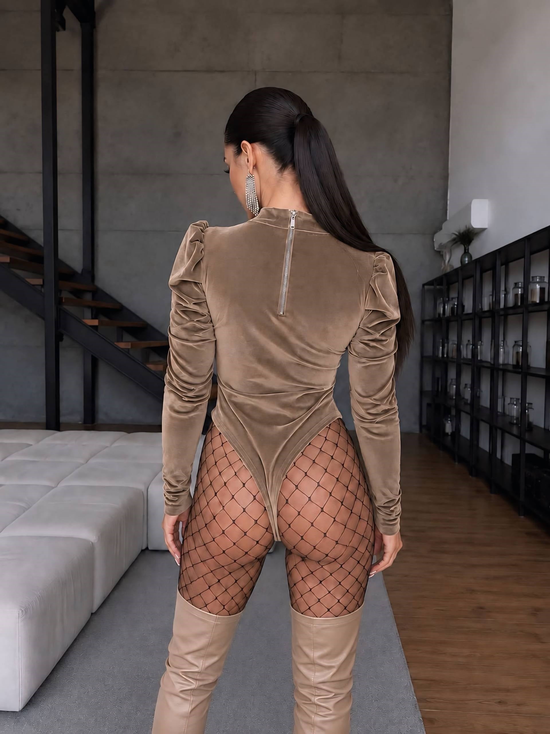 MARCO BROŞ DETAYLI KADİFE BODYSUİT VİZON