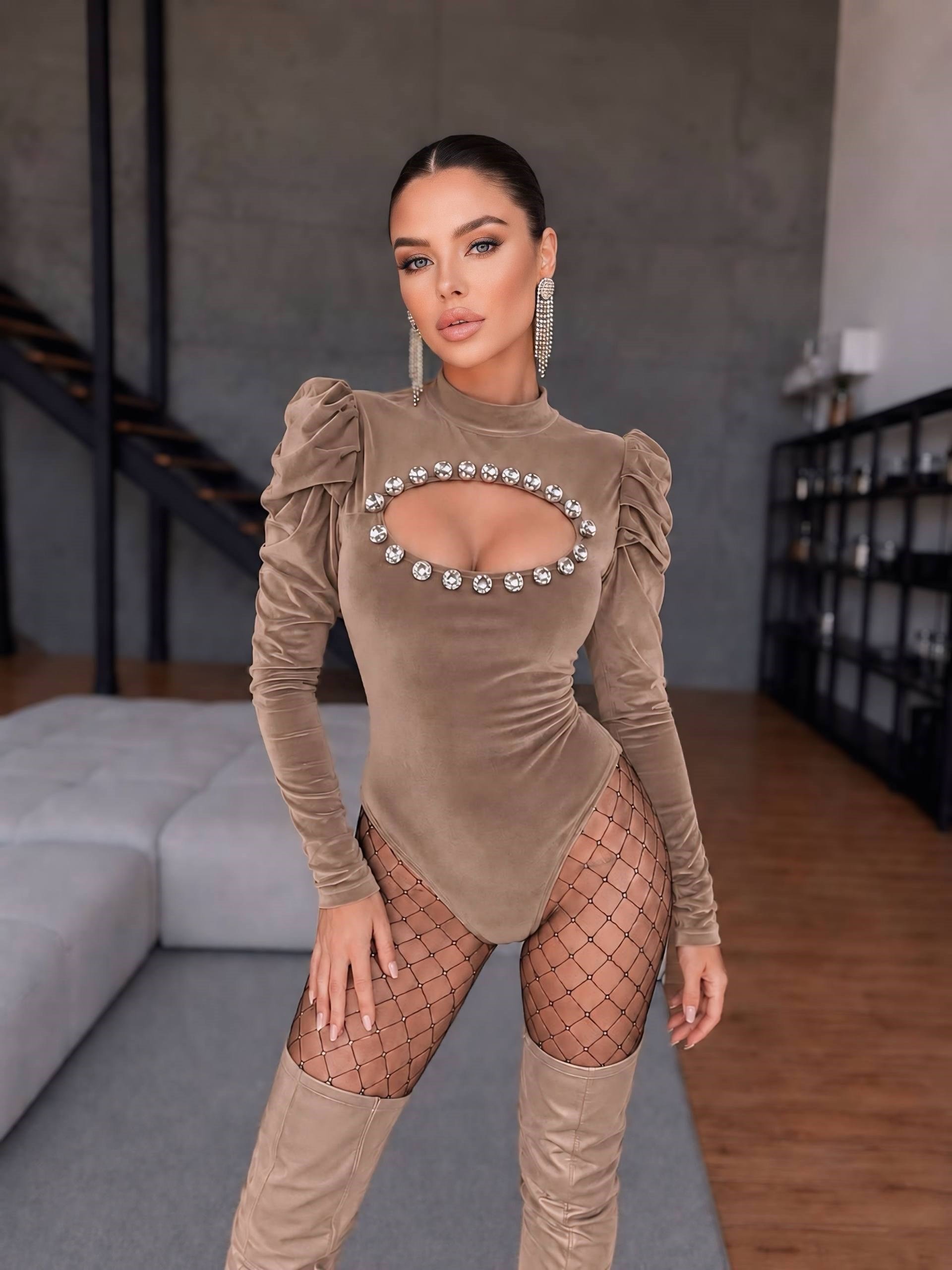 MARCO BROŞ DETAYLI KADİFE BODYSUİT VİZON