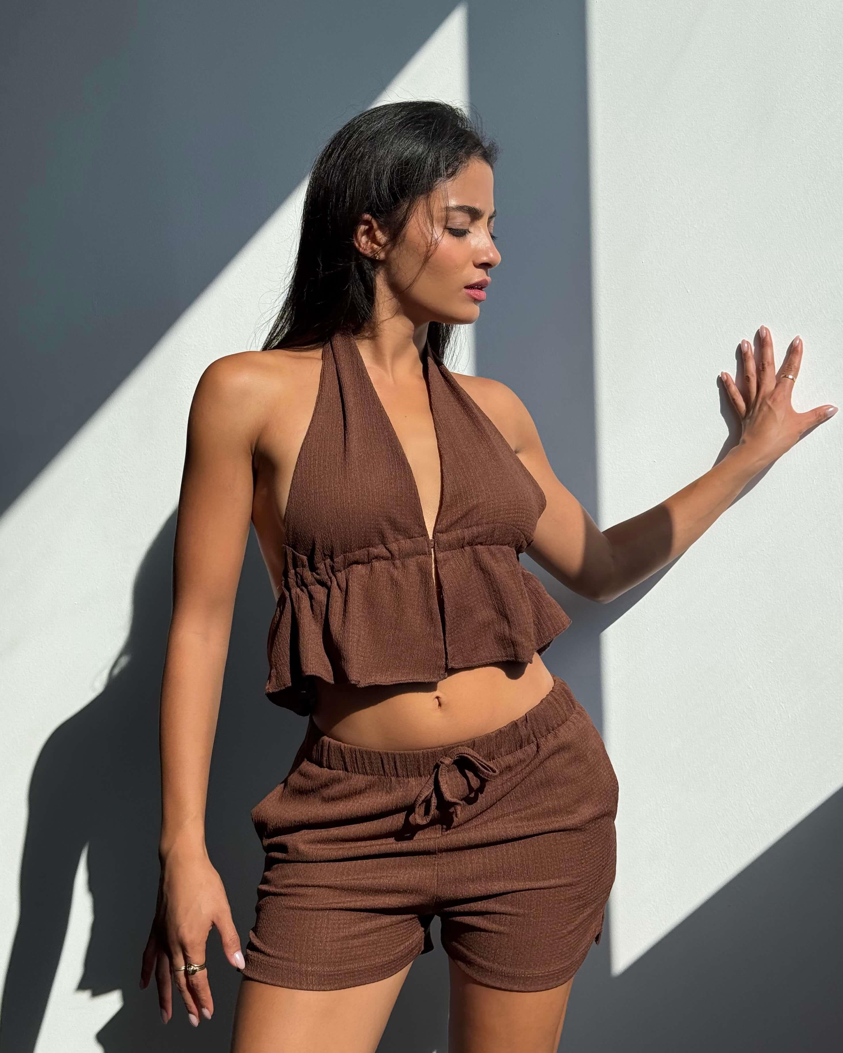 MEWHEN BROWN BOYUNDAN GEÇİRMELİ CROP ŞORT TAKIM