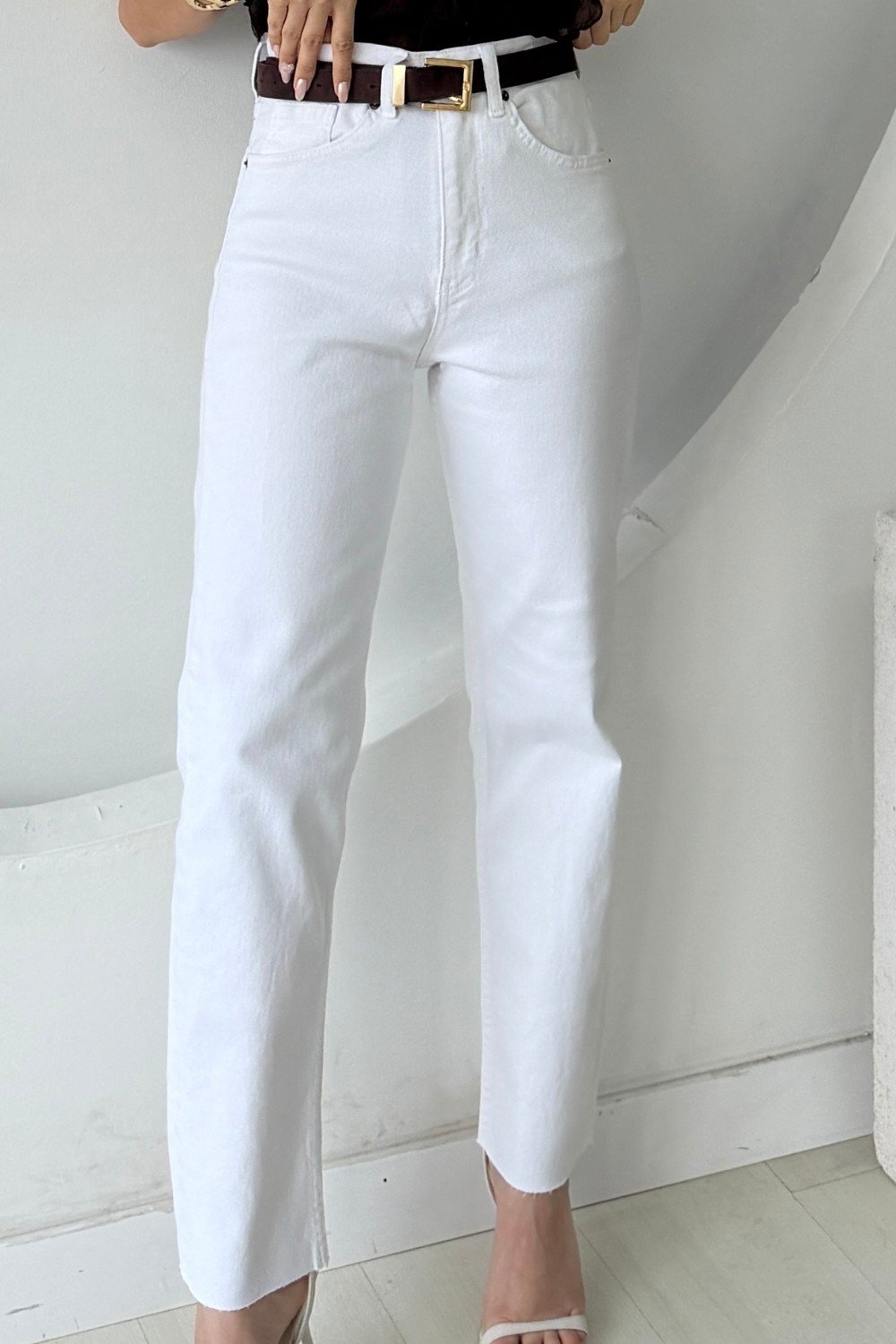 YÜKSEK BEL KESİK PAÇA BOYFİT KOT PANTOLON