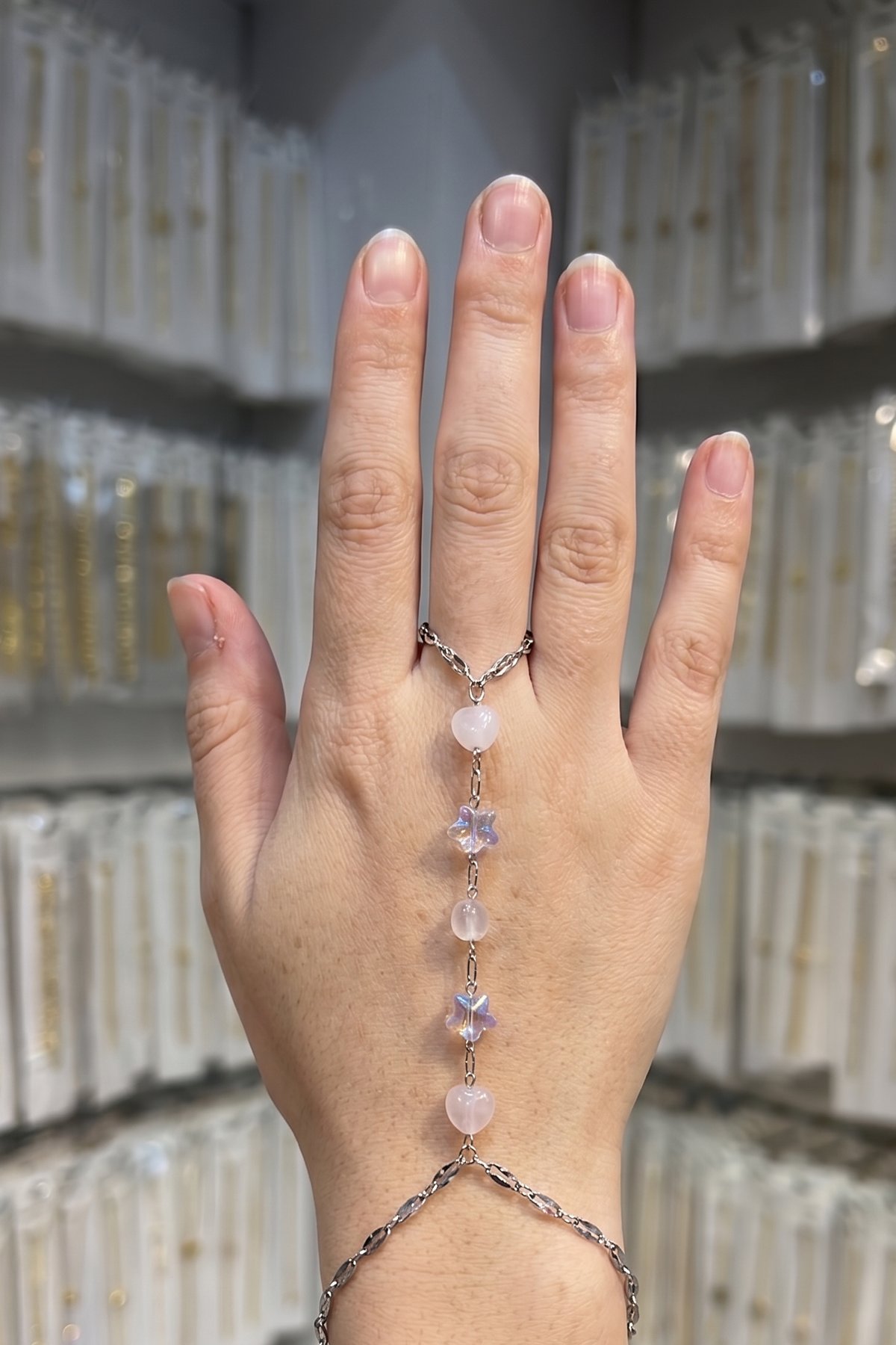 Mağaza ve Butikler İçin Pembe Kristal Taşlı Minimalist Tasarım Şahmeran